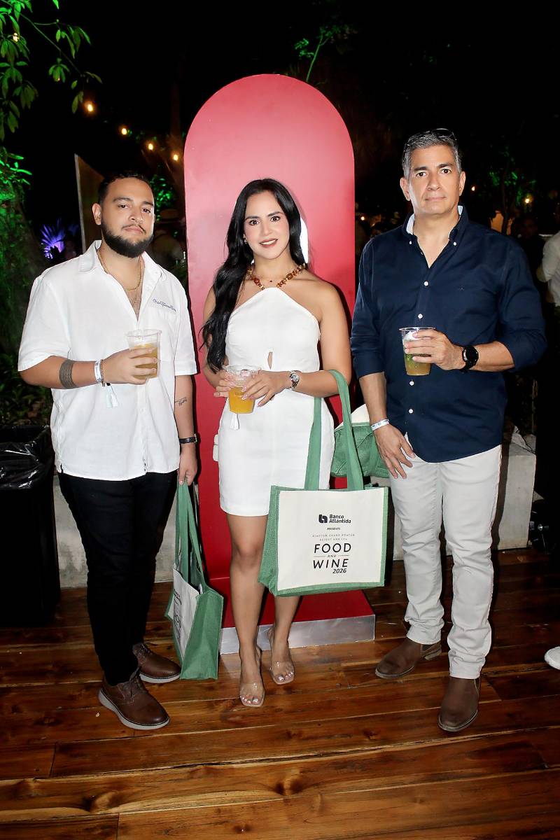 César Oseguera, Estefany Oseguera y Joaquín Salgado.