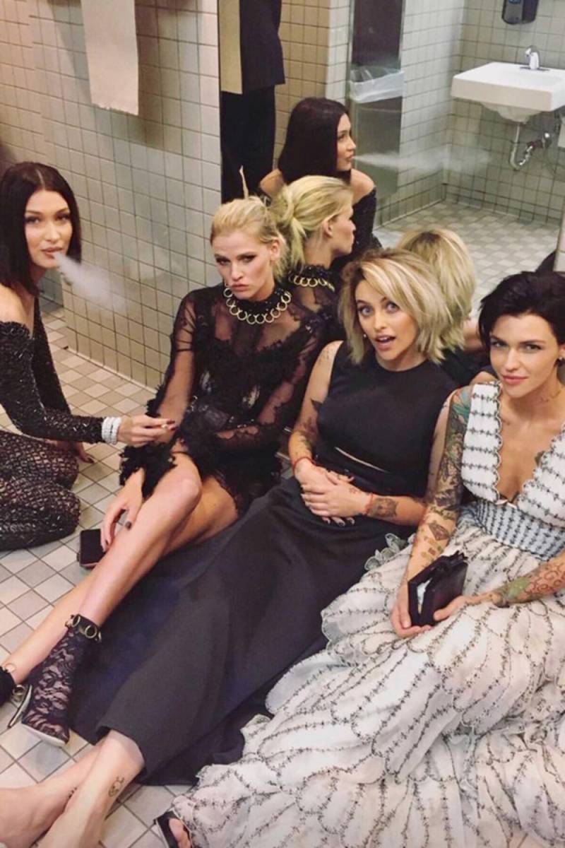 Bella Hadid, Dakota Johnson, Paris Jackson y más Estrellas, rompieron la regla de NO FUMAR en el baño durante la Met Gala del 2017. Las fotos molestaron enormemente a los donantes y miembros de la junta directiva del Met que se lo expresaron a Anna Wintour, la editora de Vogue y presidenta de la Met Gala.Esta acción hizo que hasta el Departamento de Salud de NY redactara un comunicado llamando la atención a la Met, el evento respondió que tomaría “las medidas necesarias para que esto no ocurriera de nuevo”.