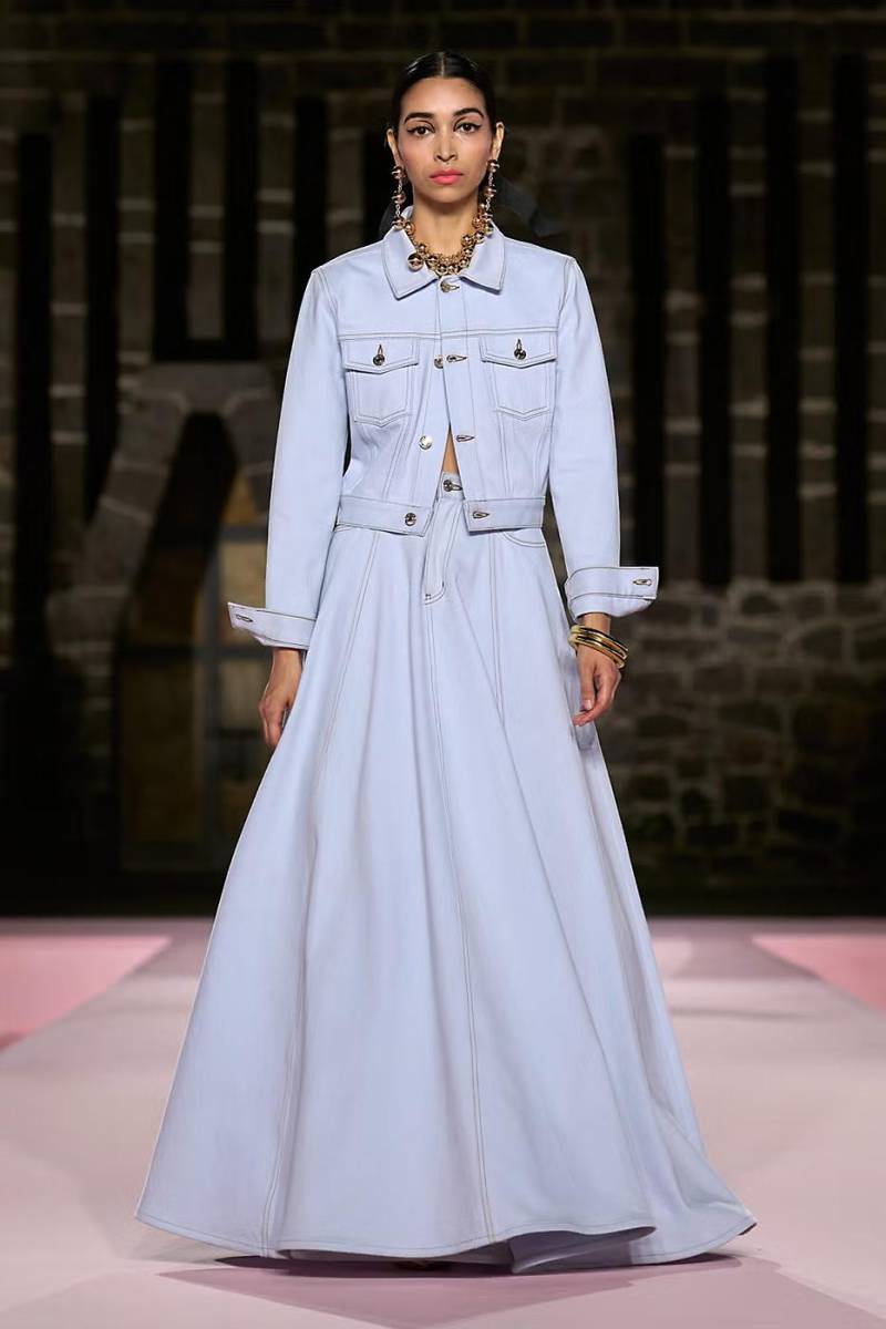 Un sutil guiño al denim en este total look delicado y a la vez moderno