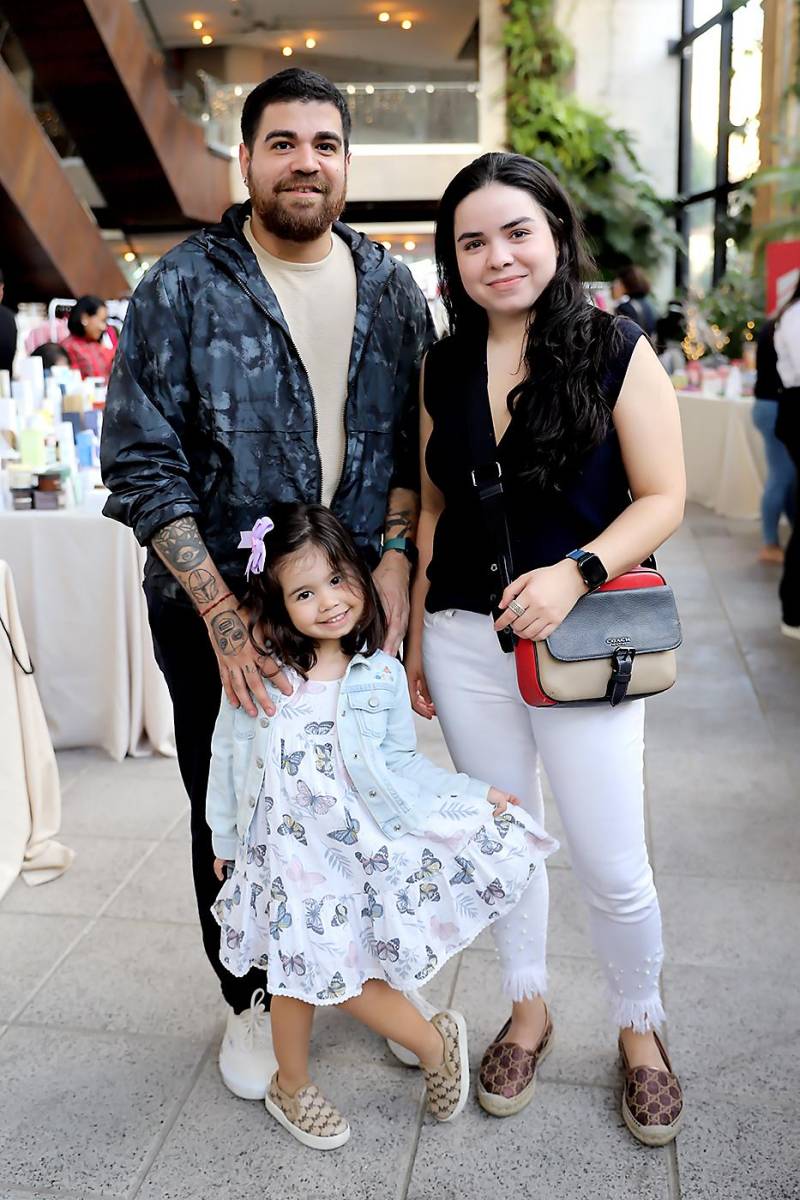 Jorge Mejía, Olivia Mejía y Denisse Flores. 