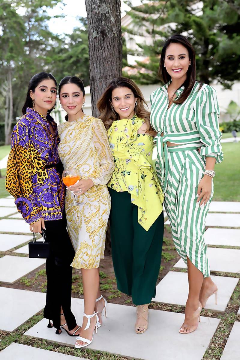 Michelle y Tiara Facussé con Gabriela y Karla Melara