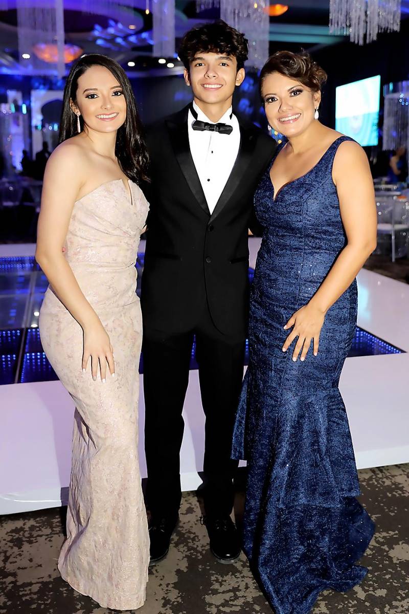Ivana y Carlos Acosta con Karla Maradiaga