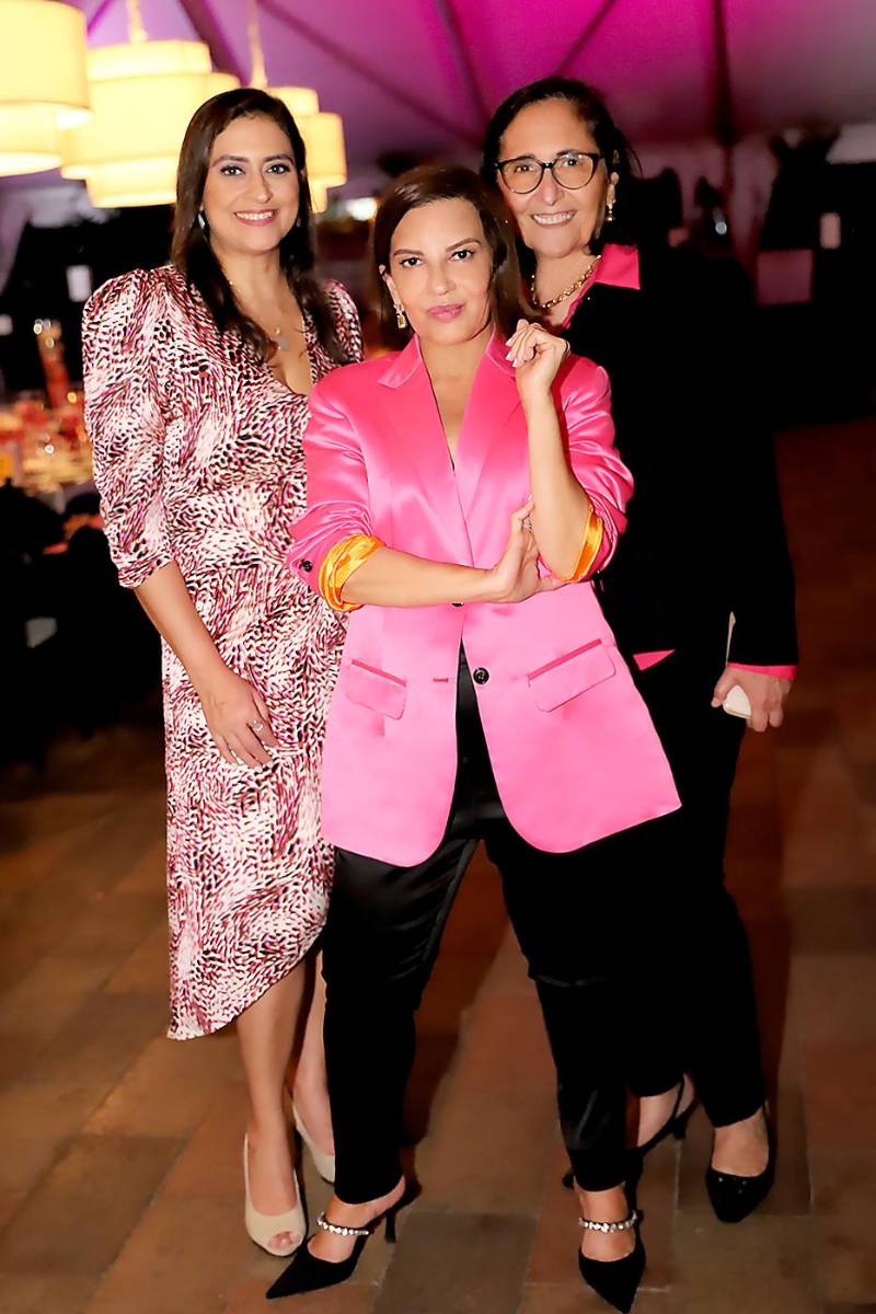 ¡BAC Credomatic Estilo Pink Party Soiree a Beneficio de la Fundación Hondureña Contra el Cáncer de Mama fue todo un éxito! La cena magistral contó con invitados de lujo que se hicieron presente para apoyar esta noble causa. El evento fue posible gracias al patrocinio de BAC Credomatic, Nissan, Cortitelas, Magie, Flor de Caña Premium Seltzer, Flor de Caña, Telamar Resort, Microlaser y Hotel Real Intercontinental.Valeria Ríos, Blanca Bendeck y Munda Abedrabbo. 