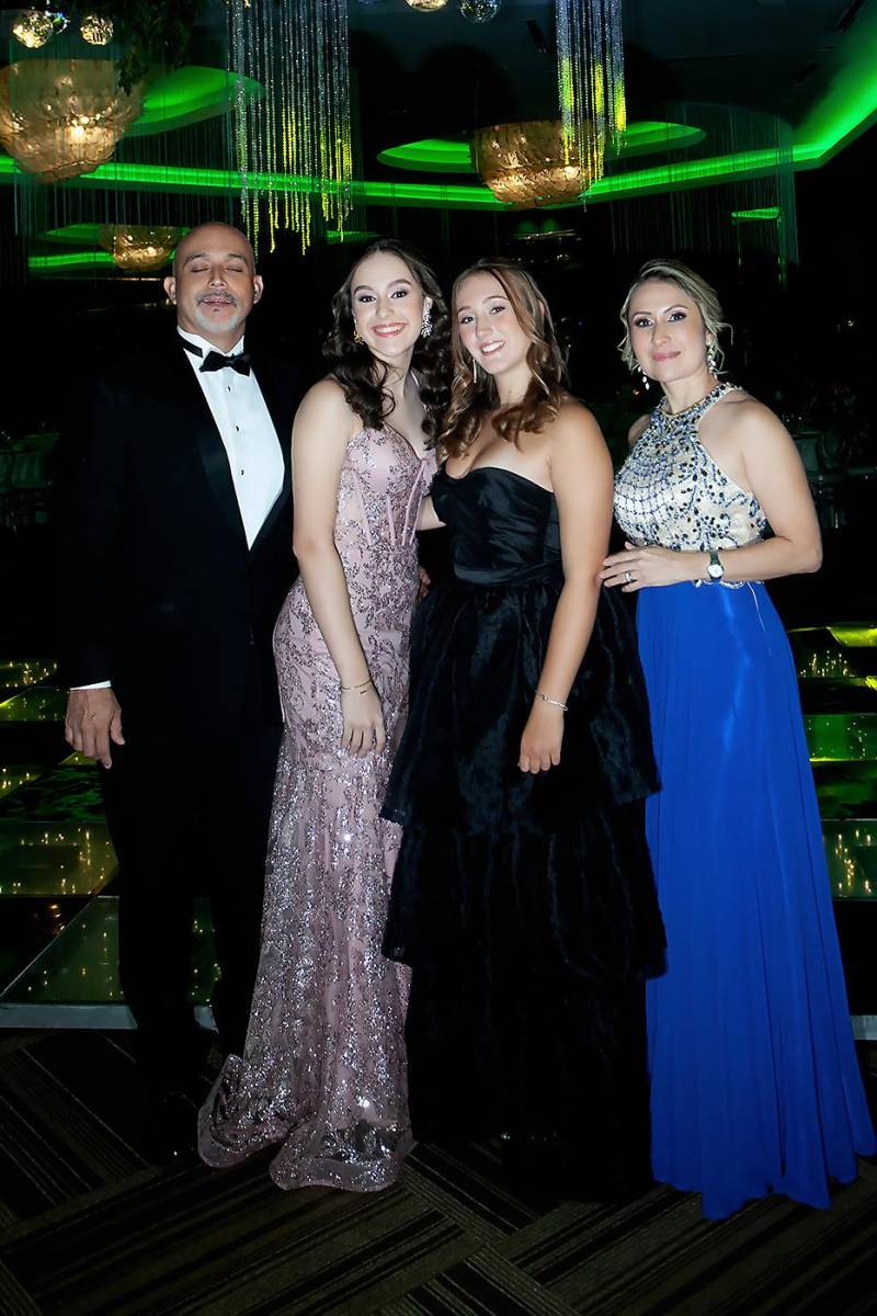 Mauricio Pacheco, Natalia Pacheco, Iris Krnjesin y Grace Maldonado.