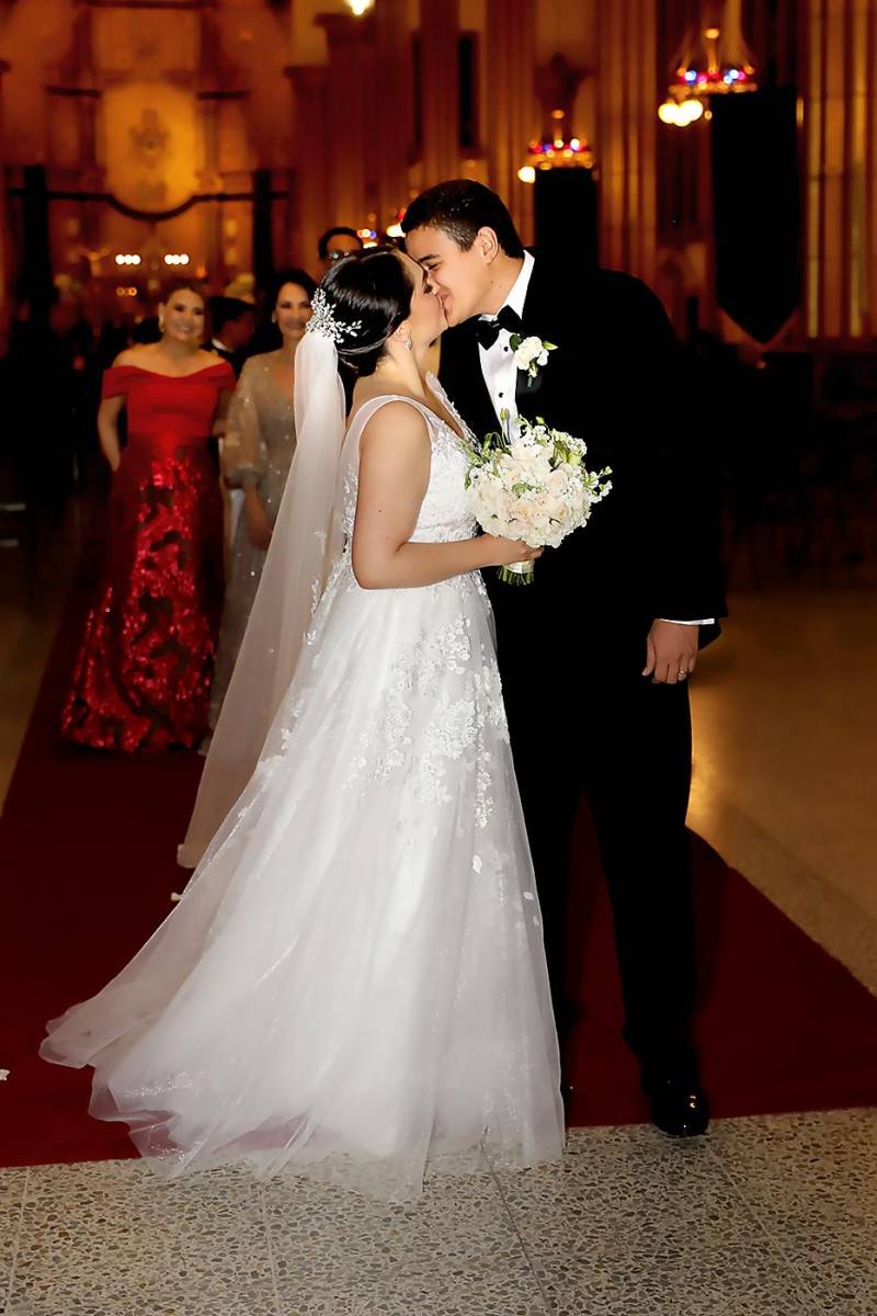 Con un beso sellaron su promesa de amor 