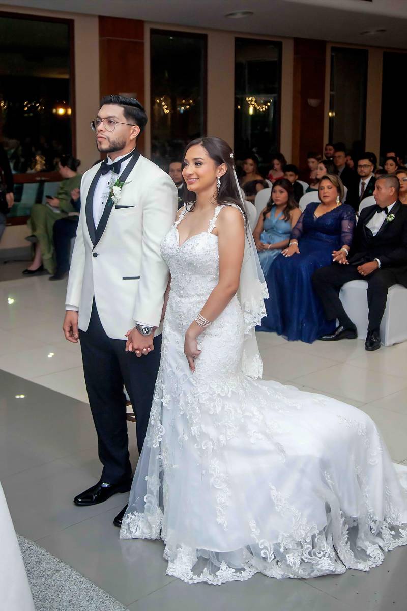 Rolando Maradiaga y Bessy Sánchez sellaron su historia de amor en una emotiva ceremonia en el Hotel Copantl. La fiesta estuvo llena de alegría, con una elegante decoración floral y una organización impecable que hizo de la noche algo inolvidable.