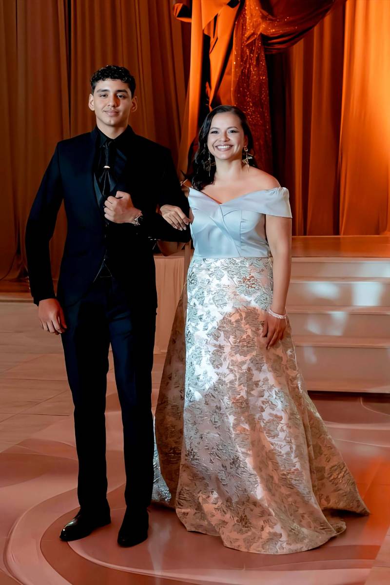 Leonardo André López Quintanilla con su madre Claudia Quintanilla. 
