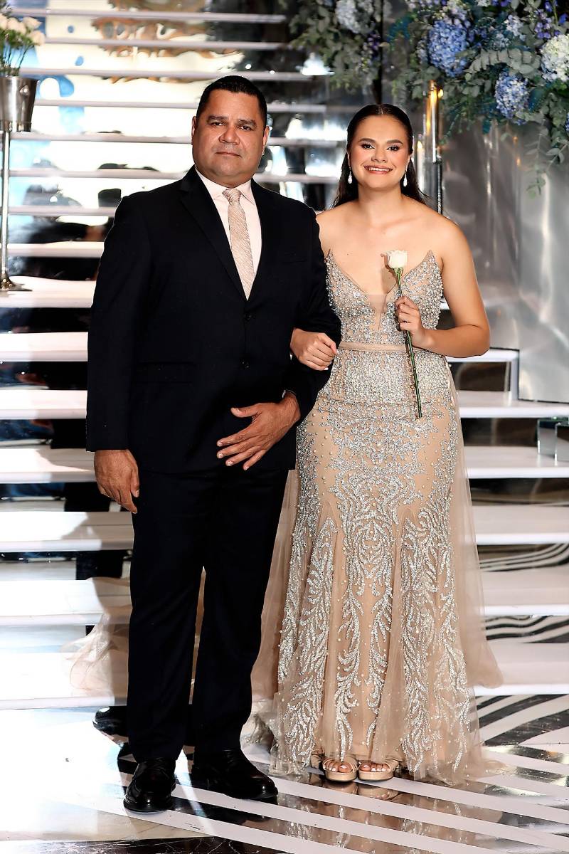 Daniela Sofía Mencía Salgado con su padre Oscar Renán Mencía 