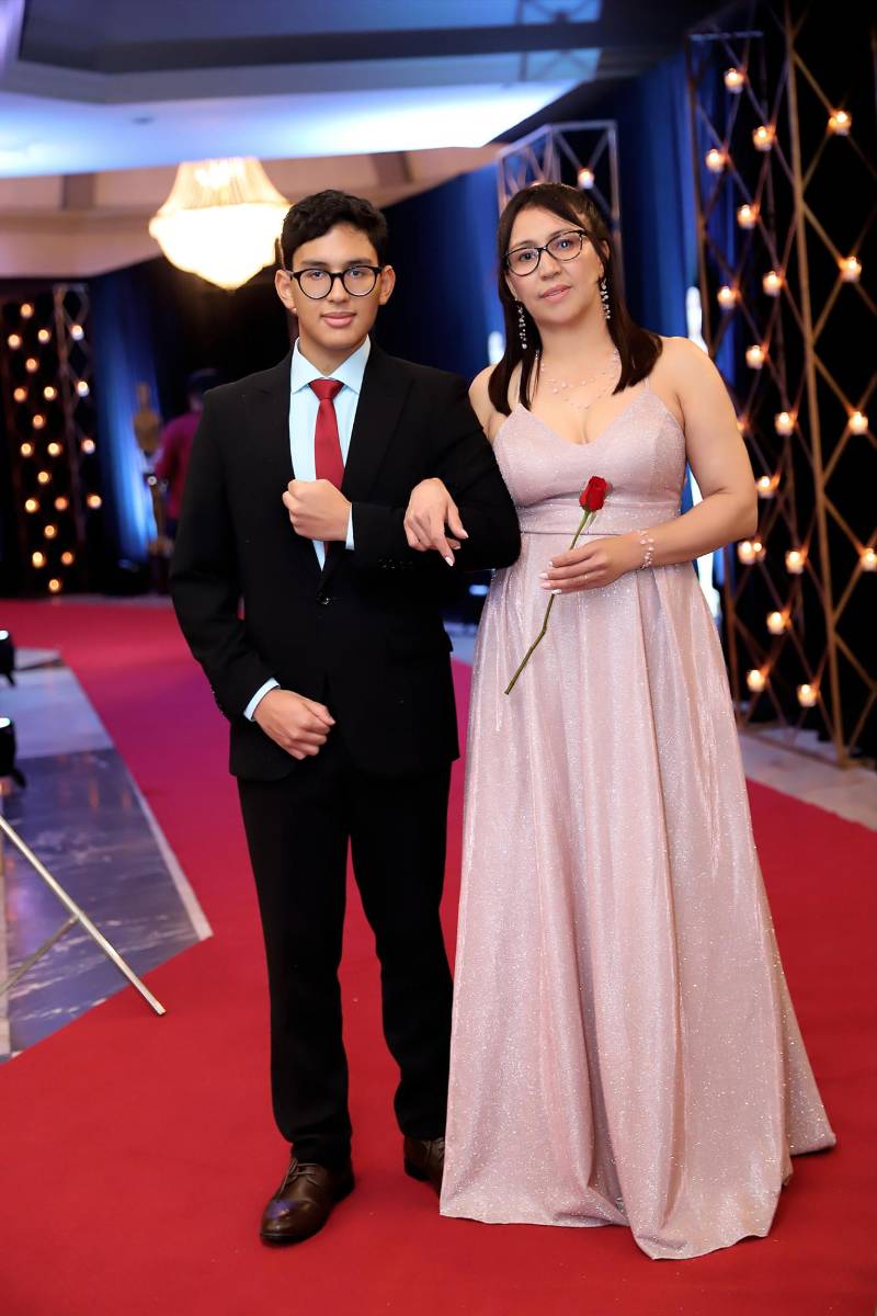 Desfile padres e hijos de la prom 2025 del Instituto San José del Carmen