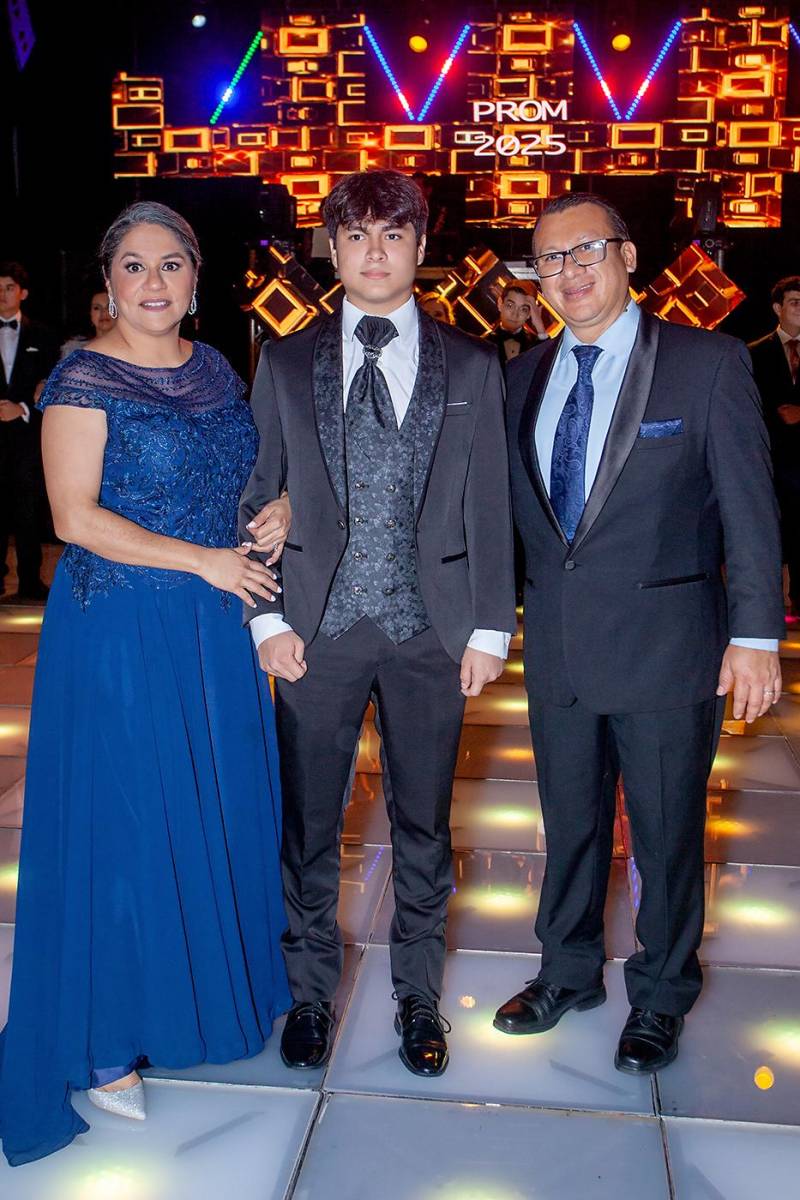 Herman Salvador Villanueva Montecinos con sus padres Fernel Villanueva ySofía Montesinos