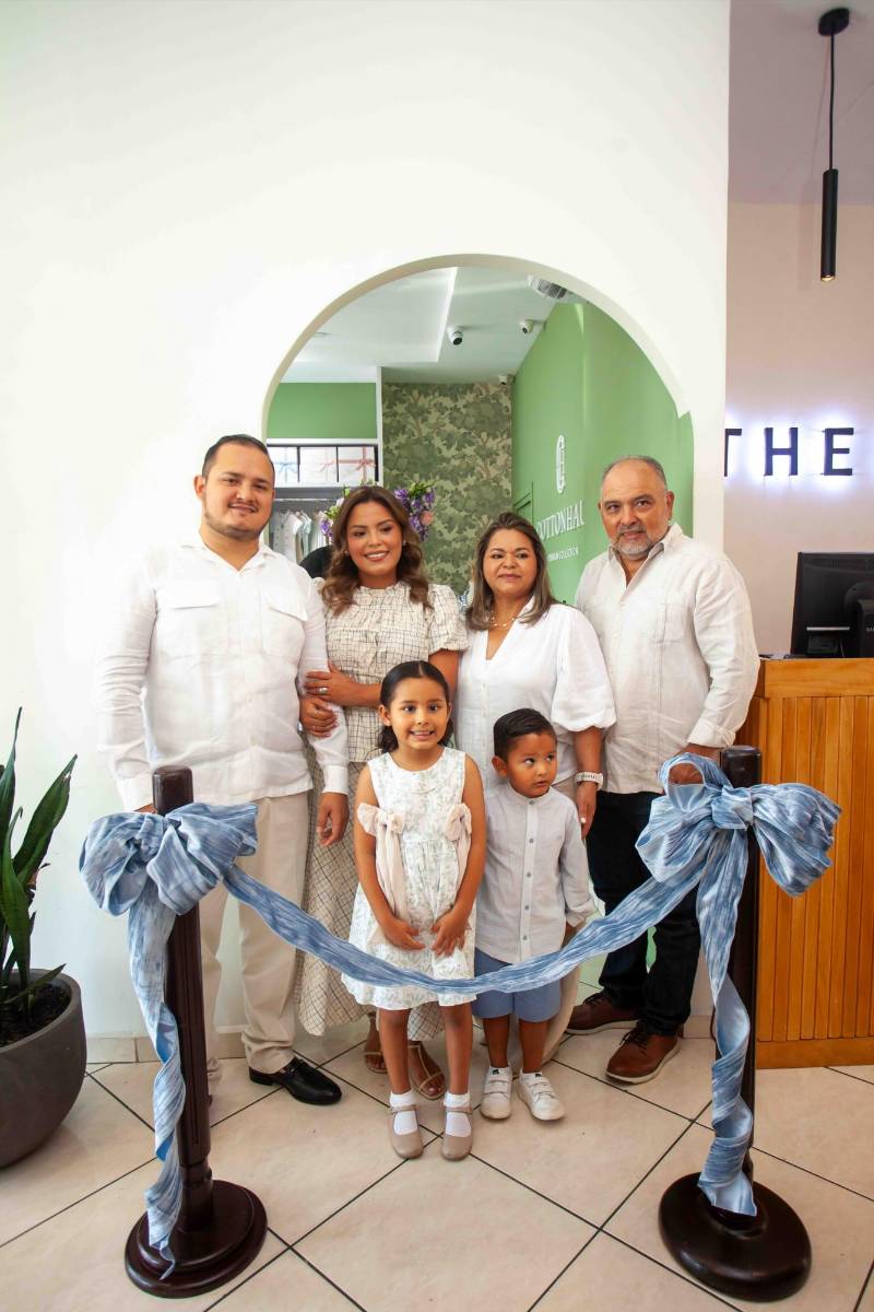 En una mañana llena de alegría se inauguró la tienda CottonHaus, ubicada en la plaza Rosyl Mejía, en el barrio Río Piedras sureste. El nuevo espacio abre sus puertas con una propuesta enfocada en prendas de algodón suaves, cómodas y de calidad, pensadas para acompañar momentos importantes. Liderado por Daniela Pinto, el proyecto nace como un emprendimiento familiar inspirado en el amor por sus hijos. En la foto: Bayron Santos, Daniela Pinto, Zoila Chinchilla y Alfonso Pinto, con Mía y Juan Diego, durante el corte de cinta inaugural.