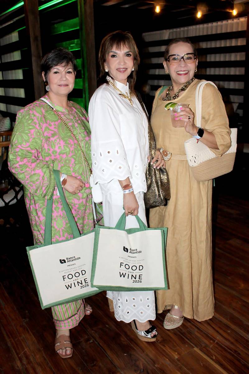 Lourdes Flores, Sara Suazo y Maribel Espinoza.