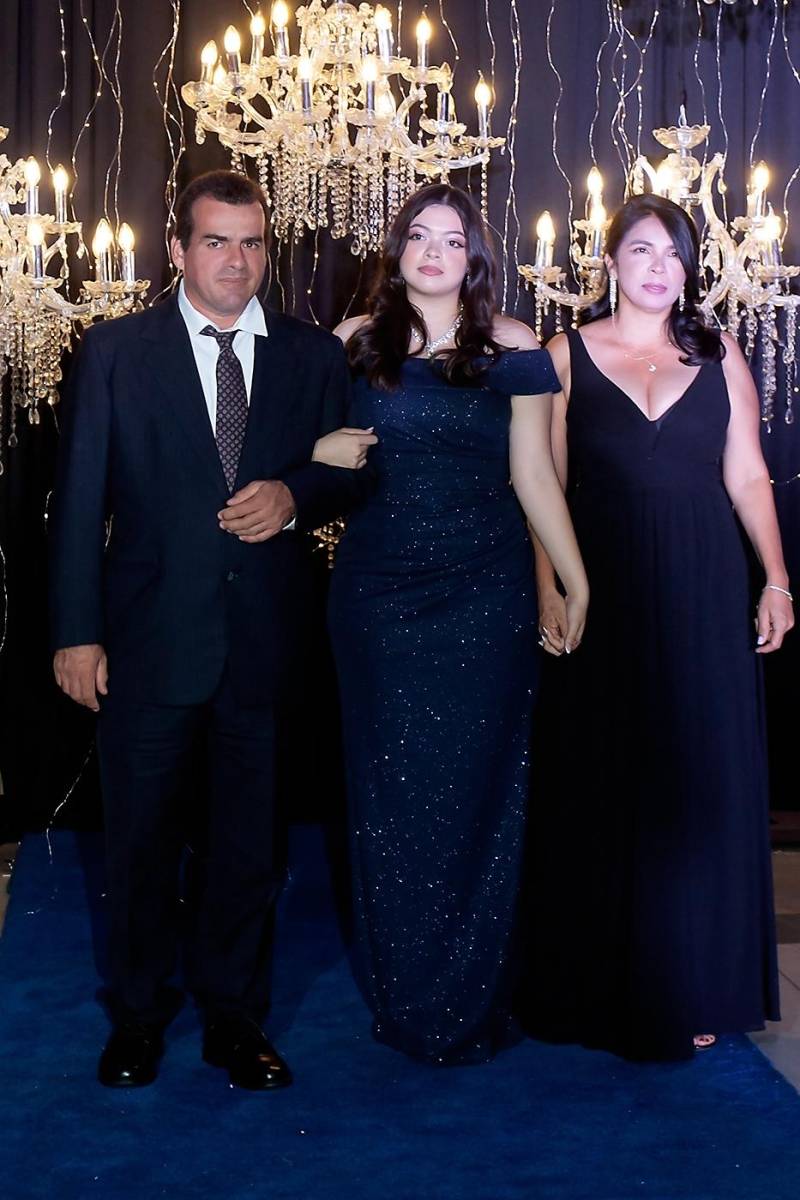 Otto Vallecillo y Ana Beatriz Flores con su hija Laura Beatriz.