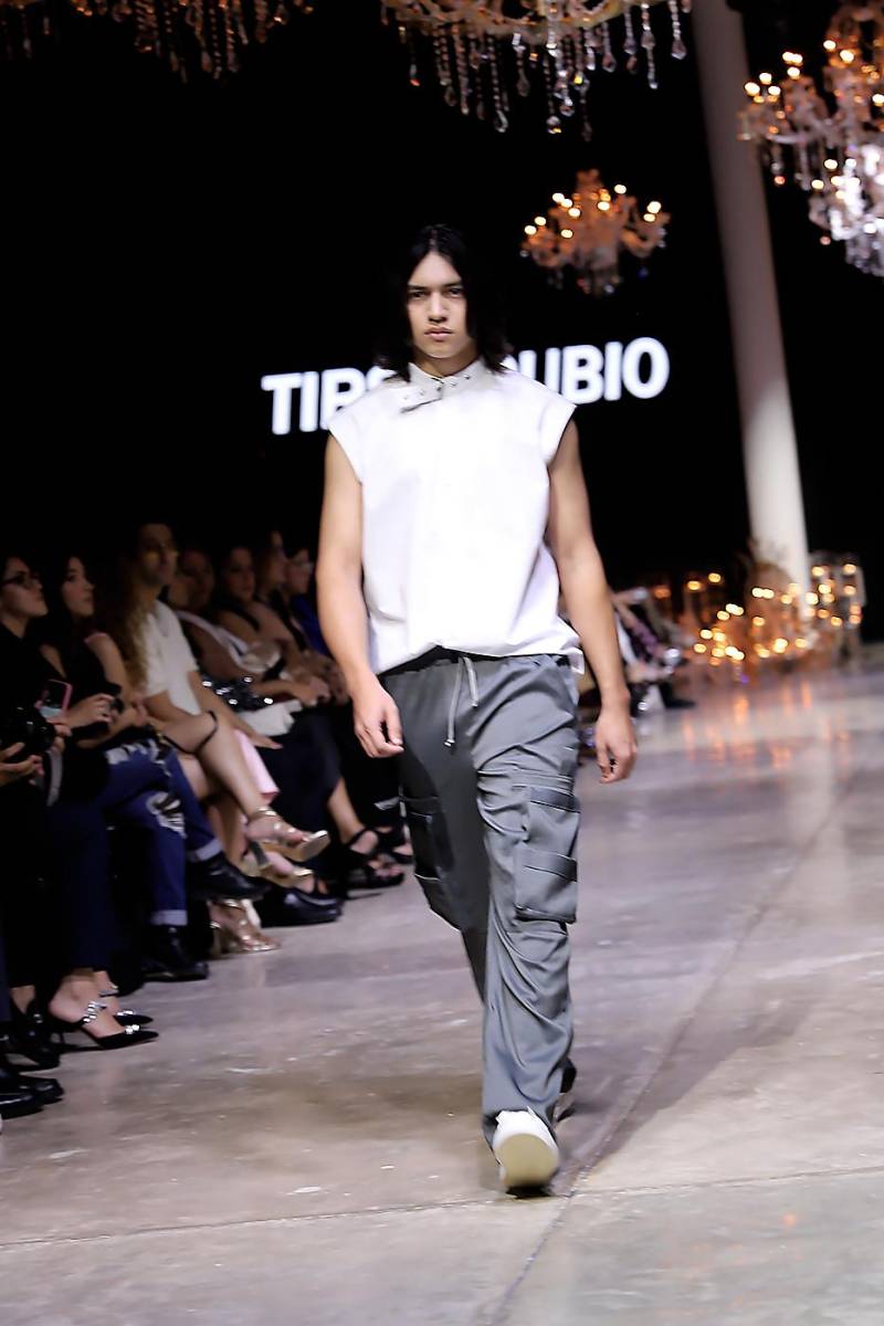 Pantalones cargo y tops minimalistas con detalles vanguardistas son parte de la propuesta.