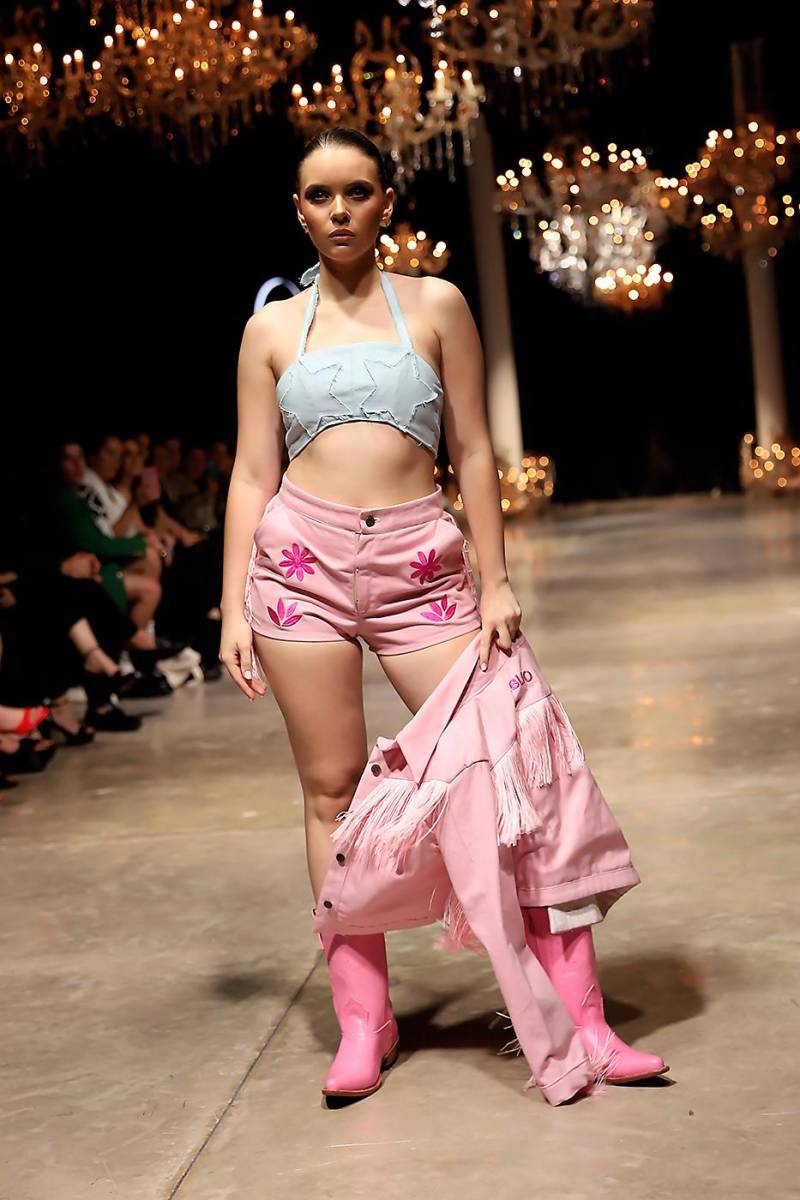 Audaz y moderno. Short con bordados florales, combinado con crop top decorado con patchworks de estrellas deshilachadas y chaqueta a juego.