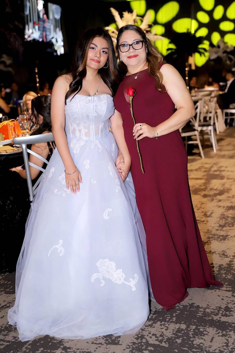 Alexa Castellanos y Carla Andino. 
