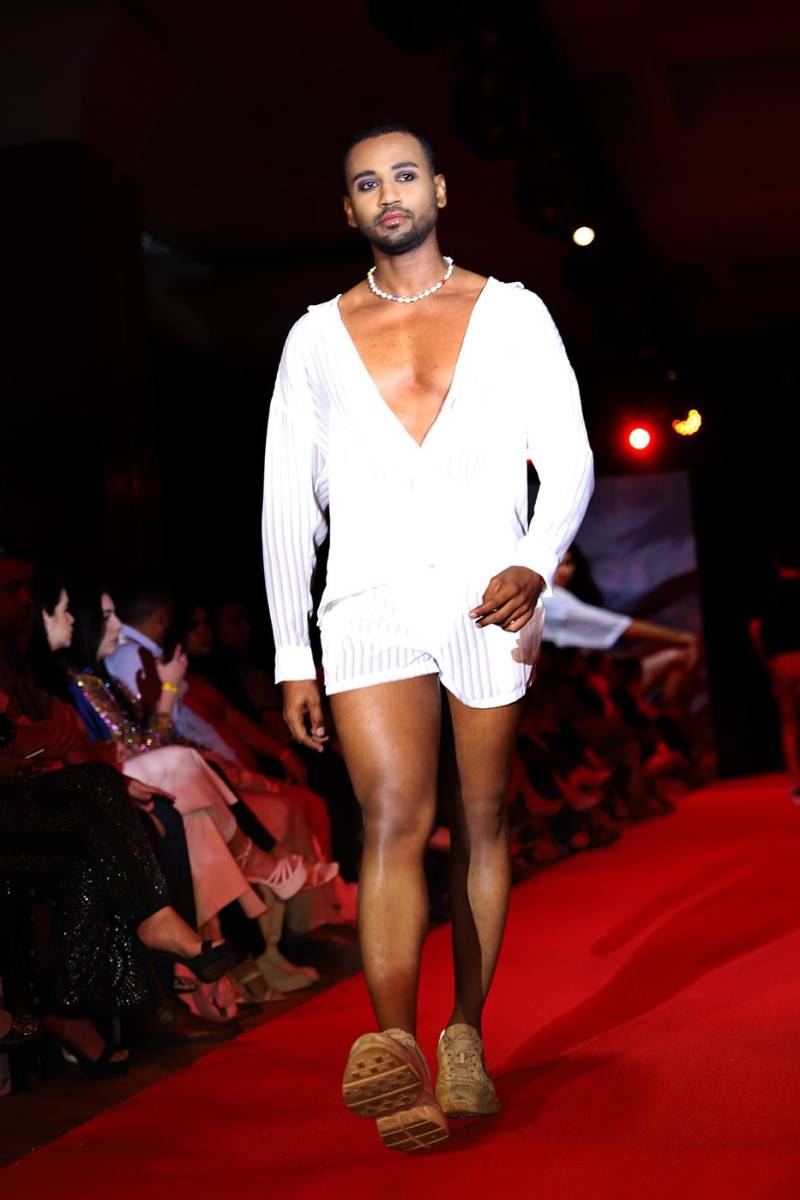 Prendas genderless, que se convierten en básicos para tus próximas vacaciones son la apuesta de Abraham Pacheco