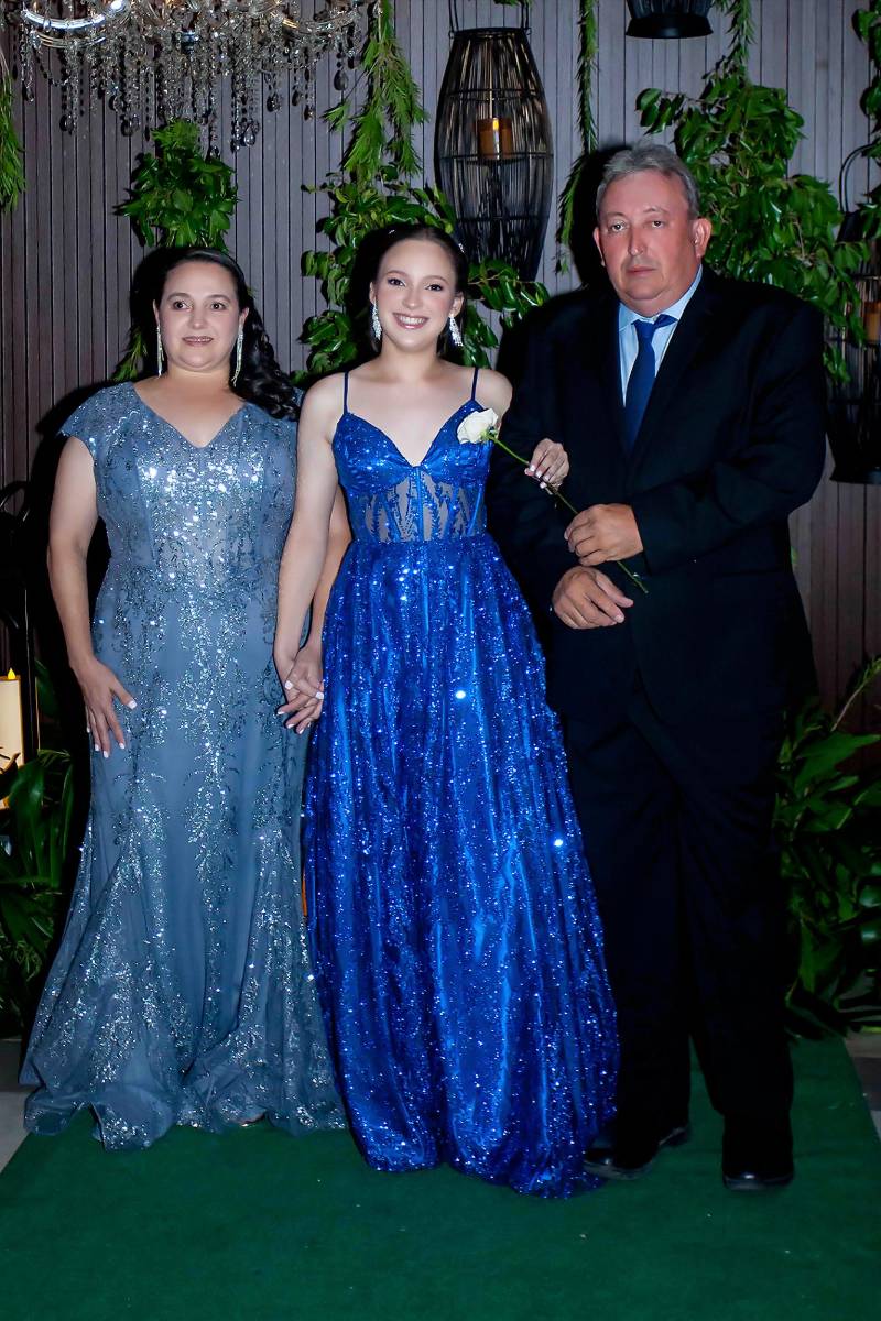  Danna Sagastume Gutiérrez con Rixcy Waleska Gutiérrez y Guillermo Sagastume. 