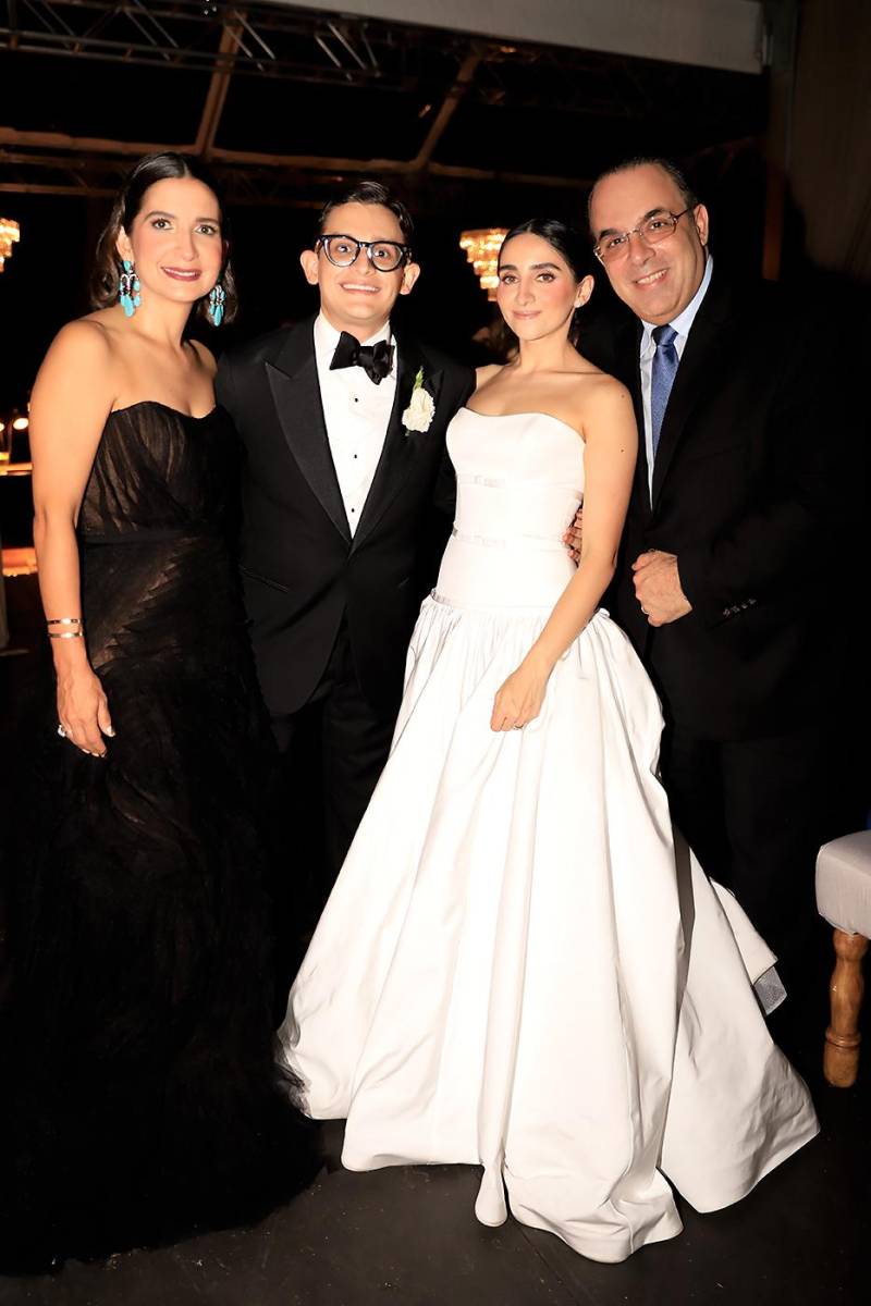 Mónica y Fernando Lama con los novios 