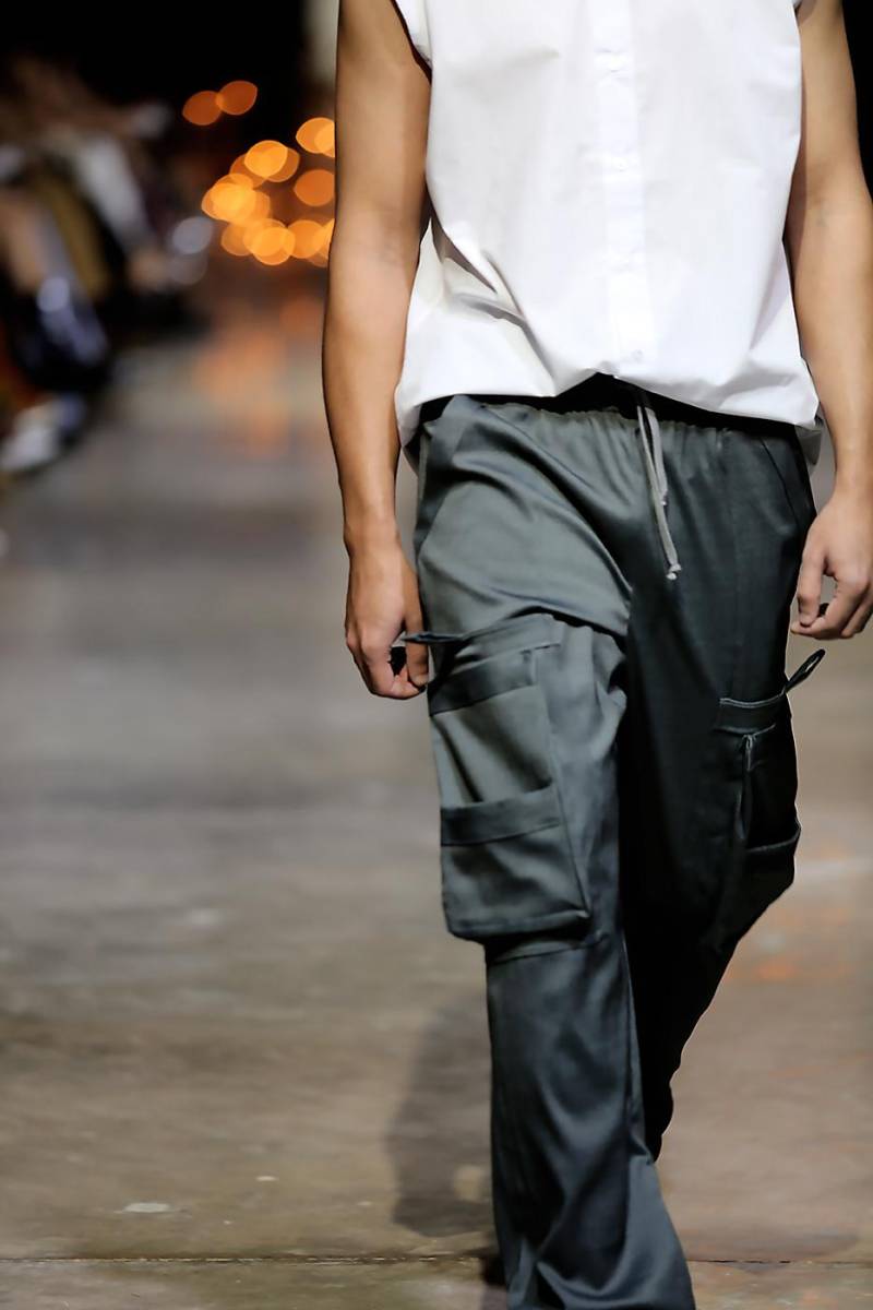 Los pantalones cargo son parte de la colección, aportando comodidad y un aire práctico y funcional.