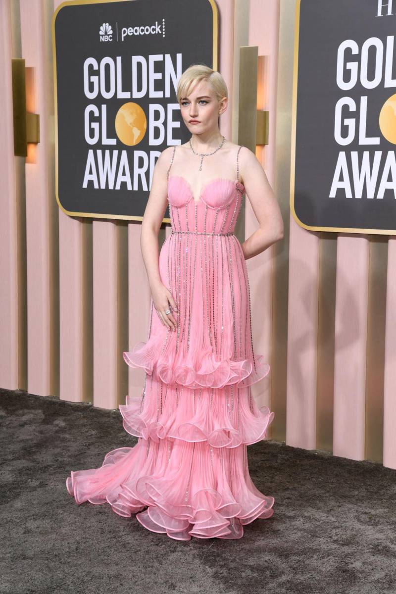 Julia Garner, nominada por Inventing Anna, en un diseño rosa by Gucci 
