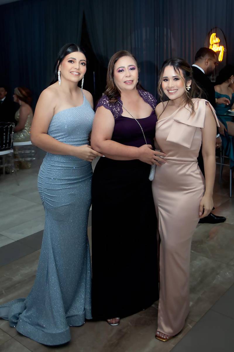 Claudia y Mabel Figueroa con Lidia Caballero.
