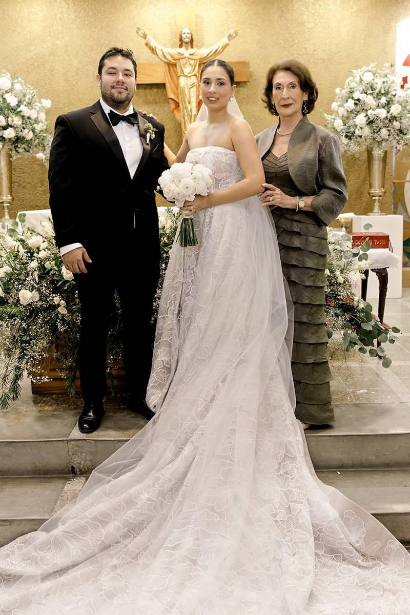 Fernando Bustillo e Isabela Ramírez con su abuela Miriam Millares.