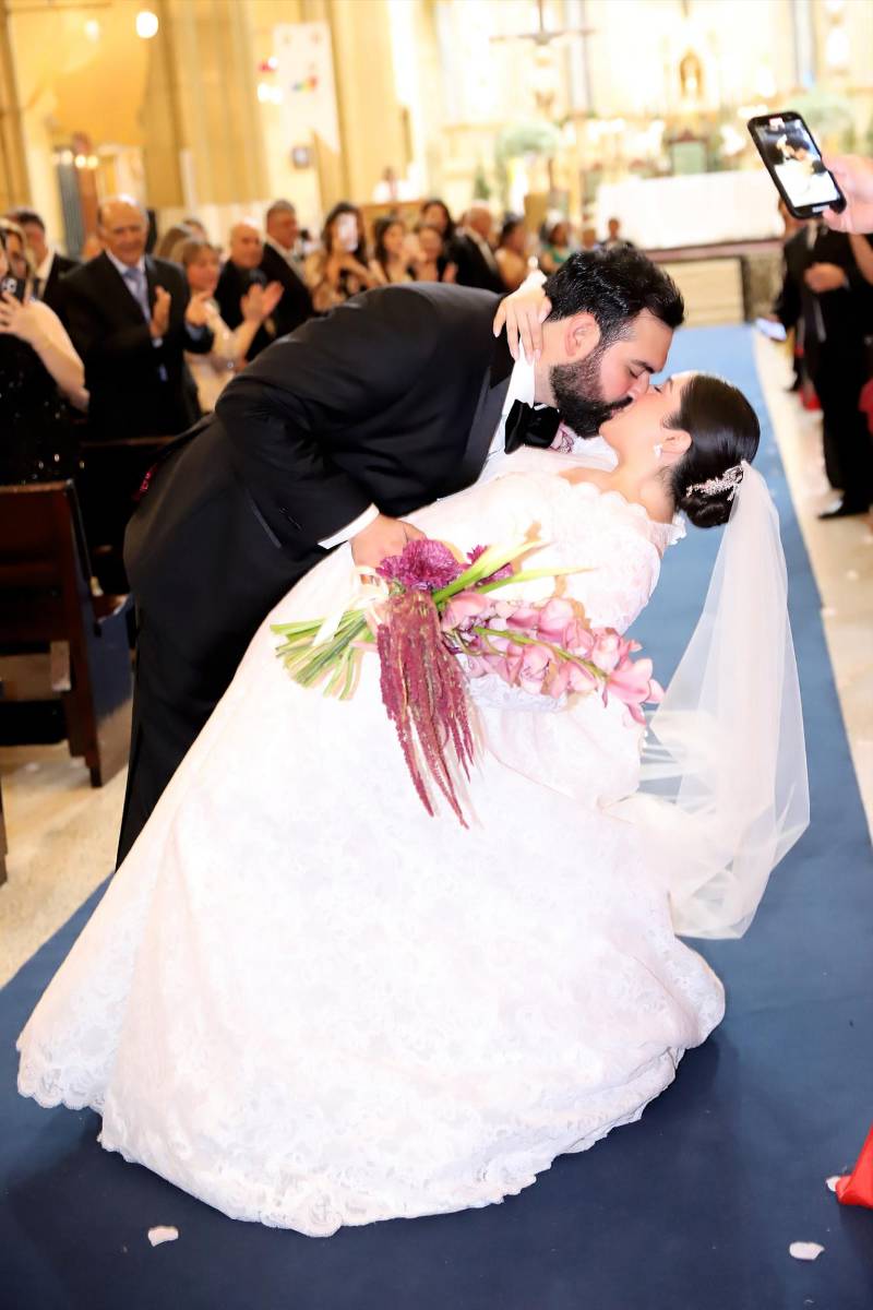 Con un beso sellaron su enlace los felices novios 