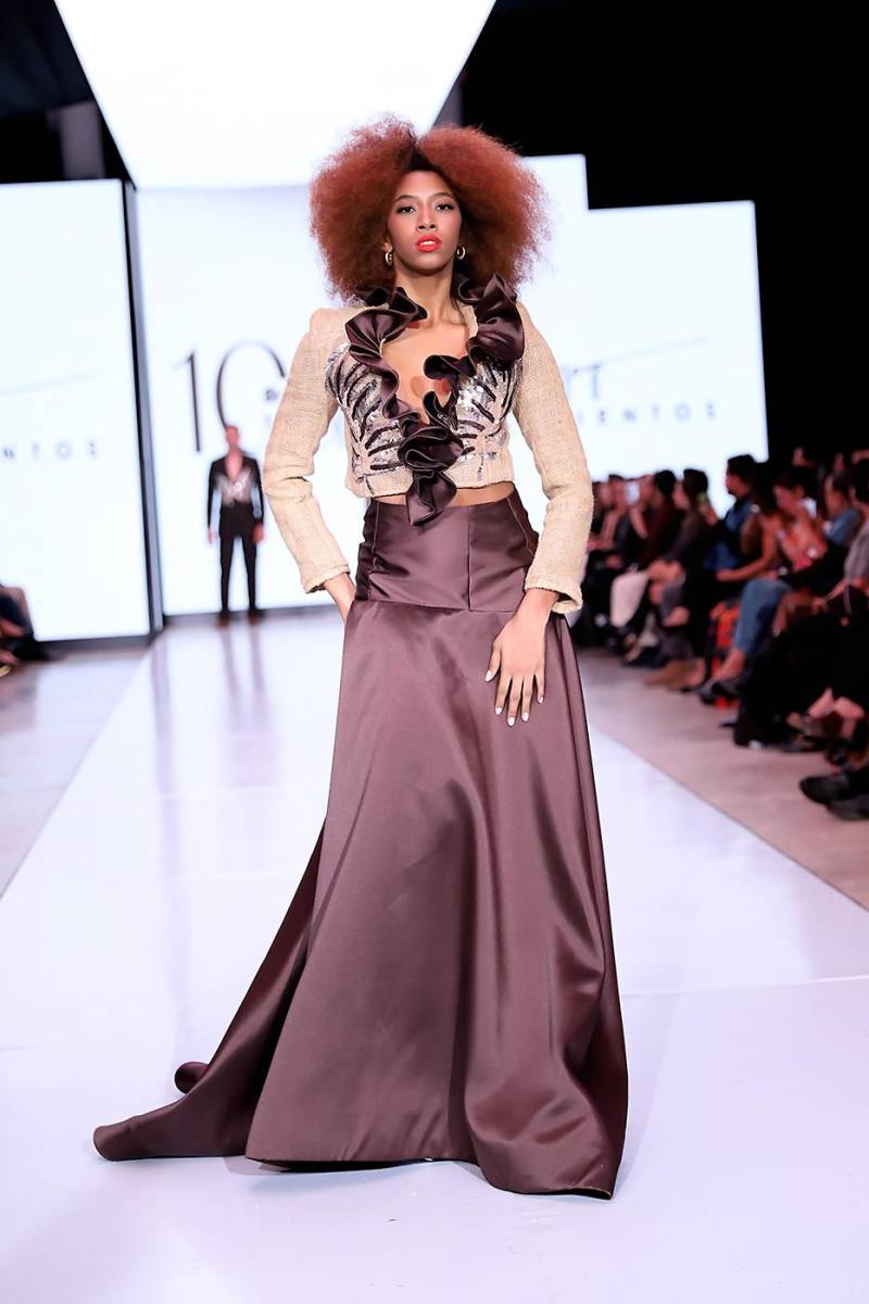 Cropped jacket con escote en vuelos y aplicaciones de lentejuelas y maxi skirt en tonos que evocan una explosión de café