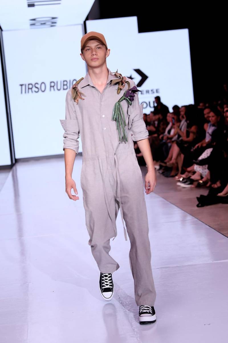 Los jumpsuits utilitarios, que comenzaron a utilizarse en la década de 1920, son pieza insigne en la colección de Rubio, que propone llevarlos en tonos neutros y líneas fluidas. Los clásicos Converse de Time Out se convirtieron en el mejor complemento