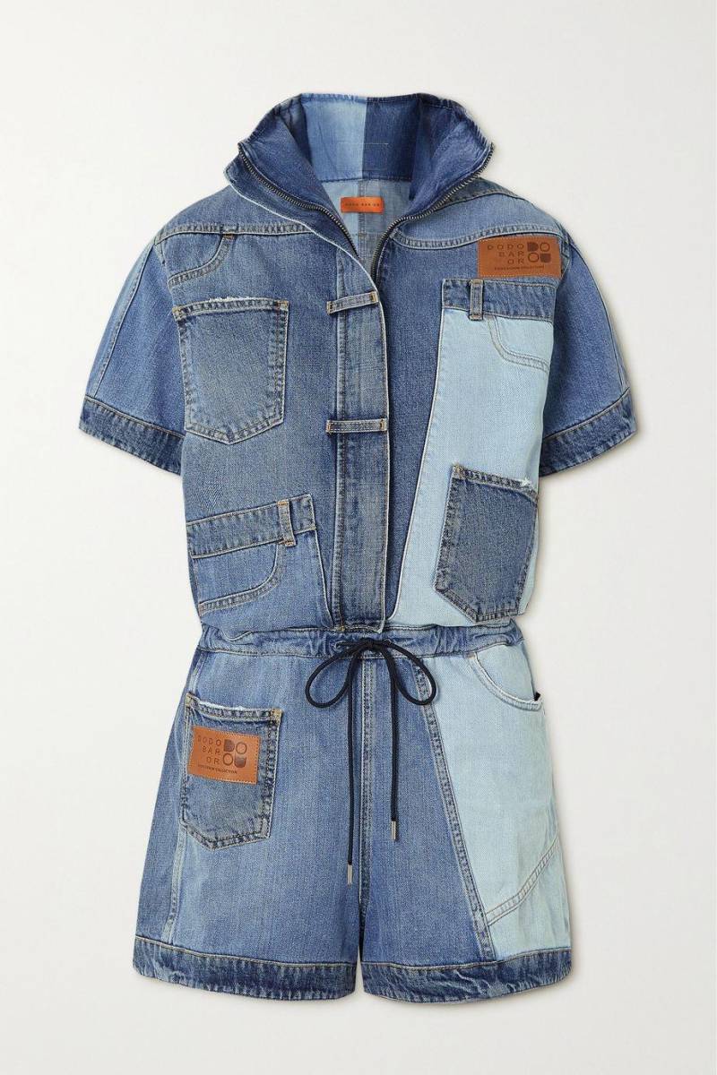 Mono corto hecho con parches de mezclilla azul claro y azul medio que se suavizará y desvanecerá con el tiempo como tus jeans favoritos. Úselo con accesorios color canela para llamar la atención sobre los parches con el logotipo aplicado
