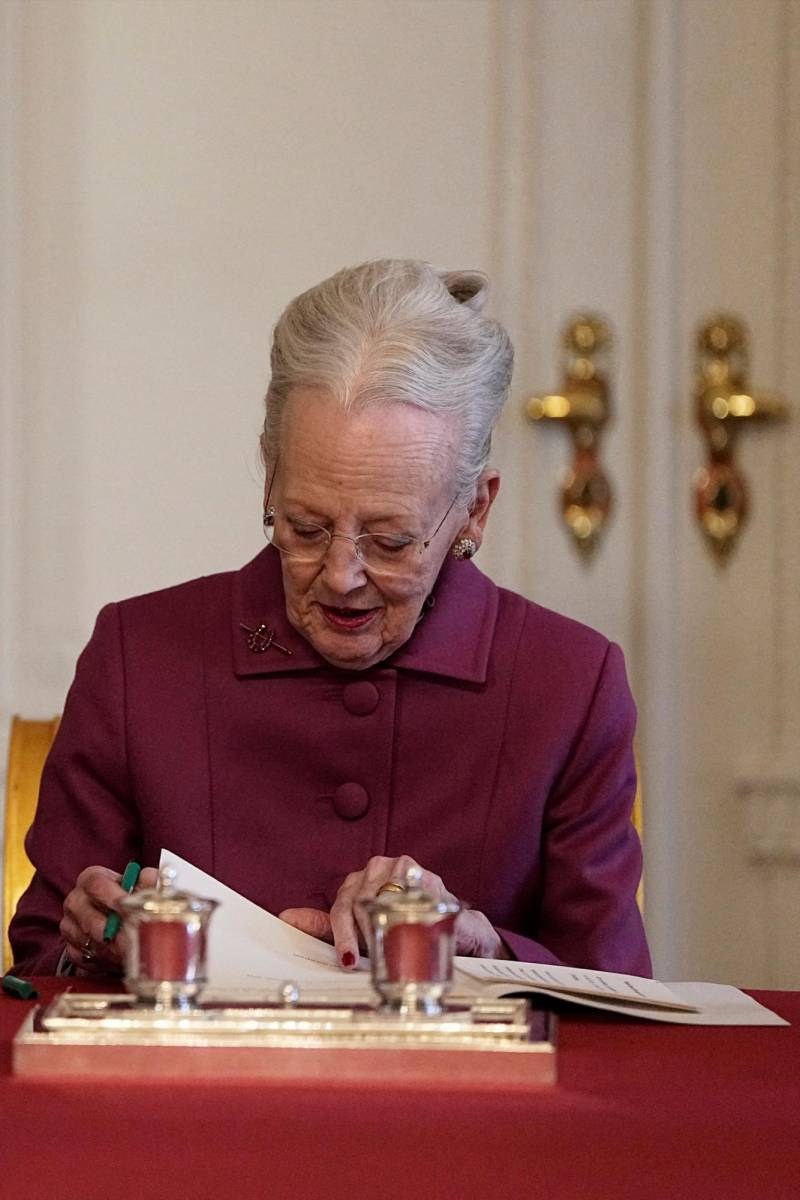 La reina firmó su abdicación durante una reunión con el Gabinete danés en el Palacio de Christiansborg, un vasto complejo en Copenhague que alberga los Salones de Recepción Reales y los Establos Reales, así como el Parlamento danés, la oficina del primer ministro y la Corte Suprema.