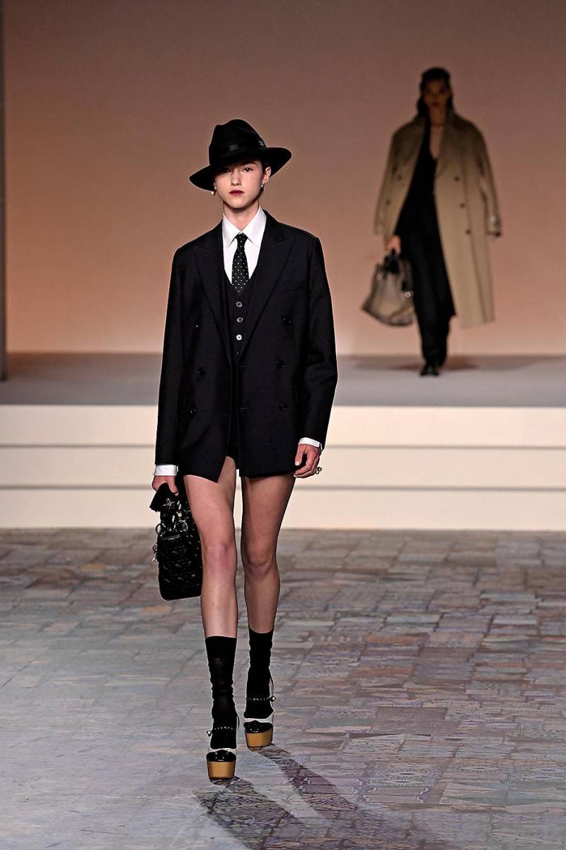 ”Los trajes masculinos de Marlene Dietrich provocaron un escándalo, reivindicando una libertad que, no lo olvidemos, incluye la elección de cada mujer de vestir como desee”, enfatiza la casa de modas francesa.
