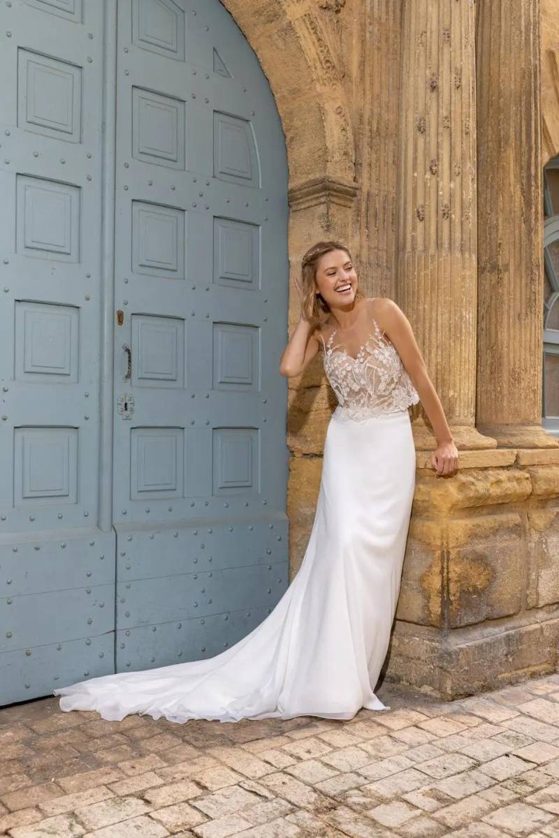 <b>Conjuntos bridal de dos piezas</b>: Si algo llevarán las novias más vanguardistas, modernas y juveniles este 2024 serán los conjuntos de dos piezas, que serán tendencia tanto con faldas como con pantalones.