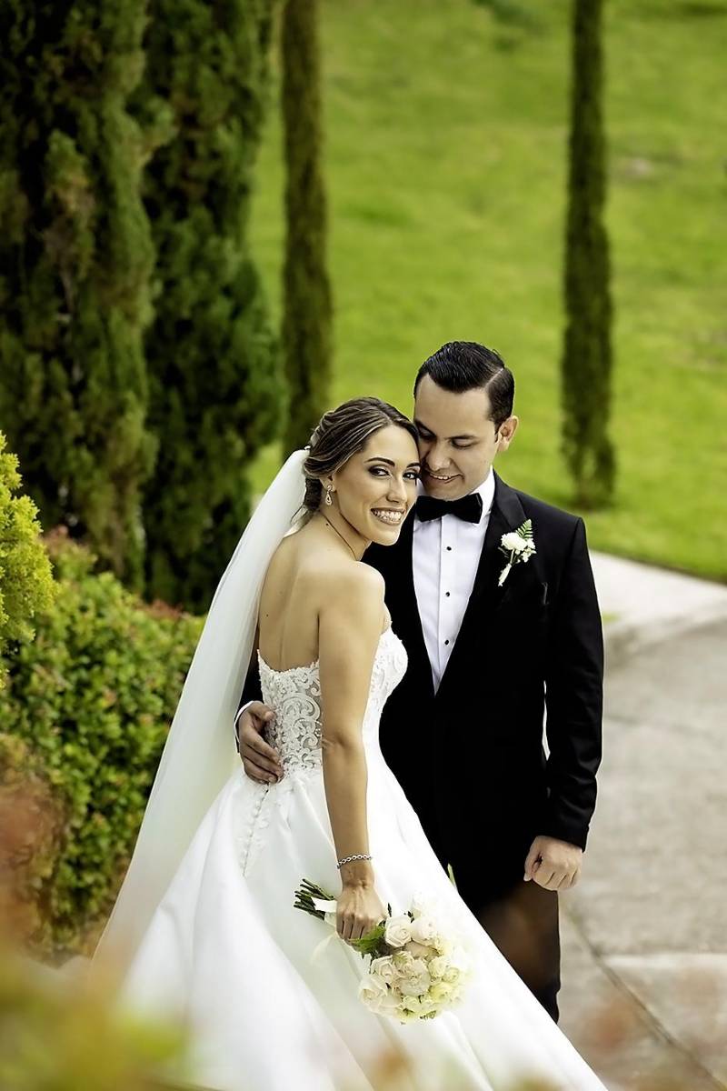 En una memorable tarde, Gracia Castillo y Eduardo García se unieron en matrimonio en una hermosa ceremonia en la iglesia San Juan Bosco de Tegucigalpa. Minutos después protagonizaron una elegante recepción en Invernaderos del Trigo.