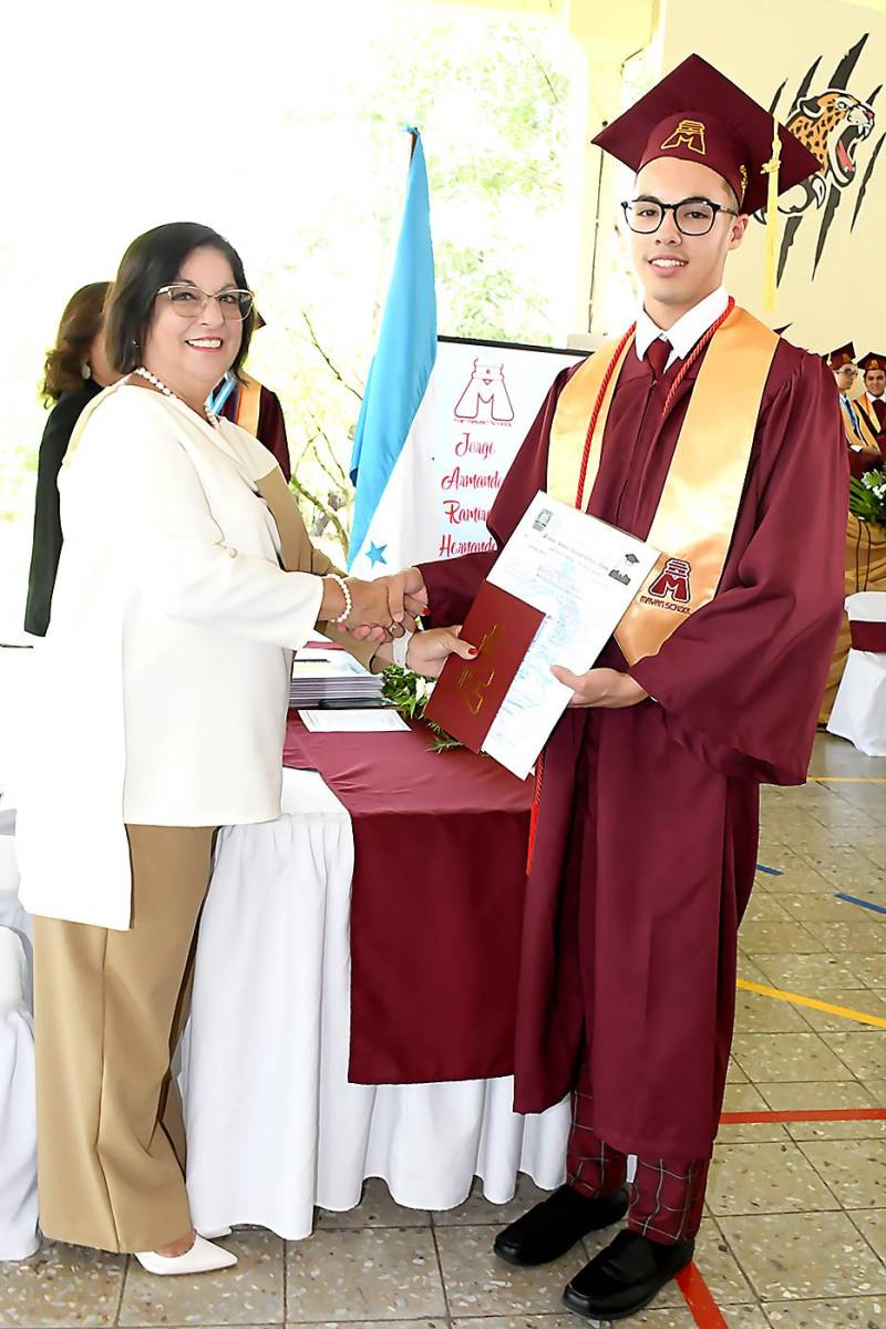 Entrega de títulos de la Mayan School 2023