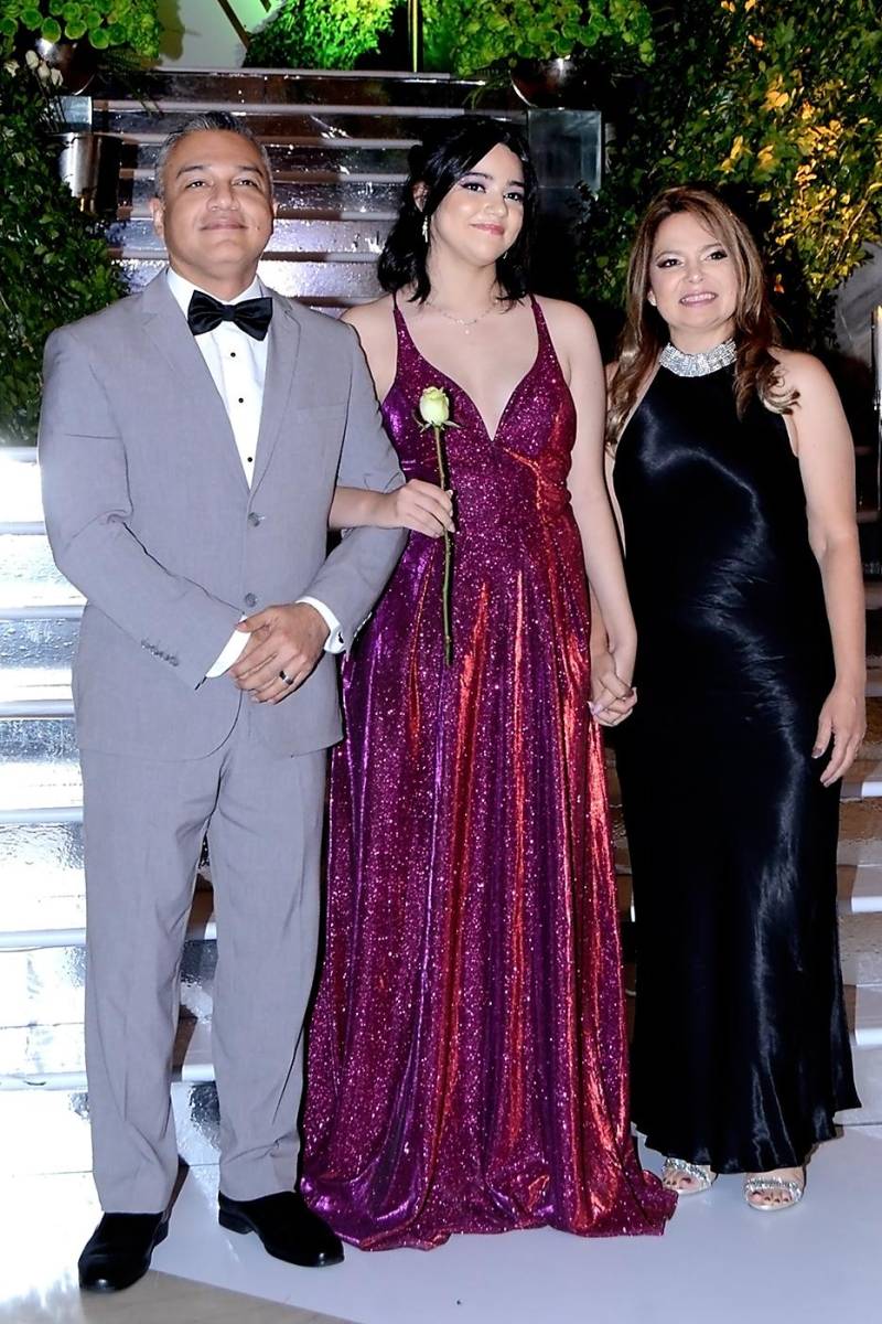 Axel y Vienna Lucía Sierra con Saydee Hernández