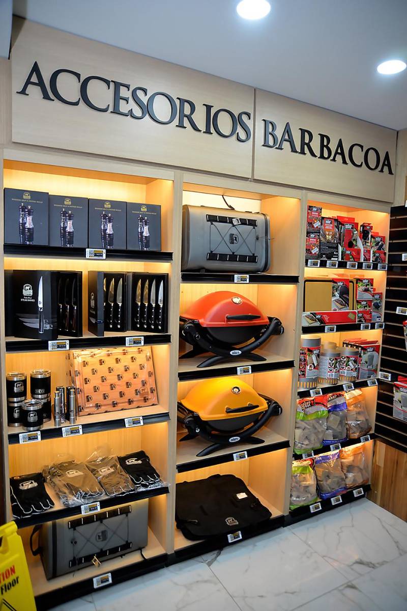 Supermercados La Colonia ofrece asesorías para barbacoa, proporcionando una variedad de productos como carbón, utensilios de cocina específicos y equipos de parrilla, junto con consejos expertos sobre técnicas de preparación de alimentos, selección de equipos y recomendaciones para lograr resultados óptimos al cocinar al aire libre. 