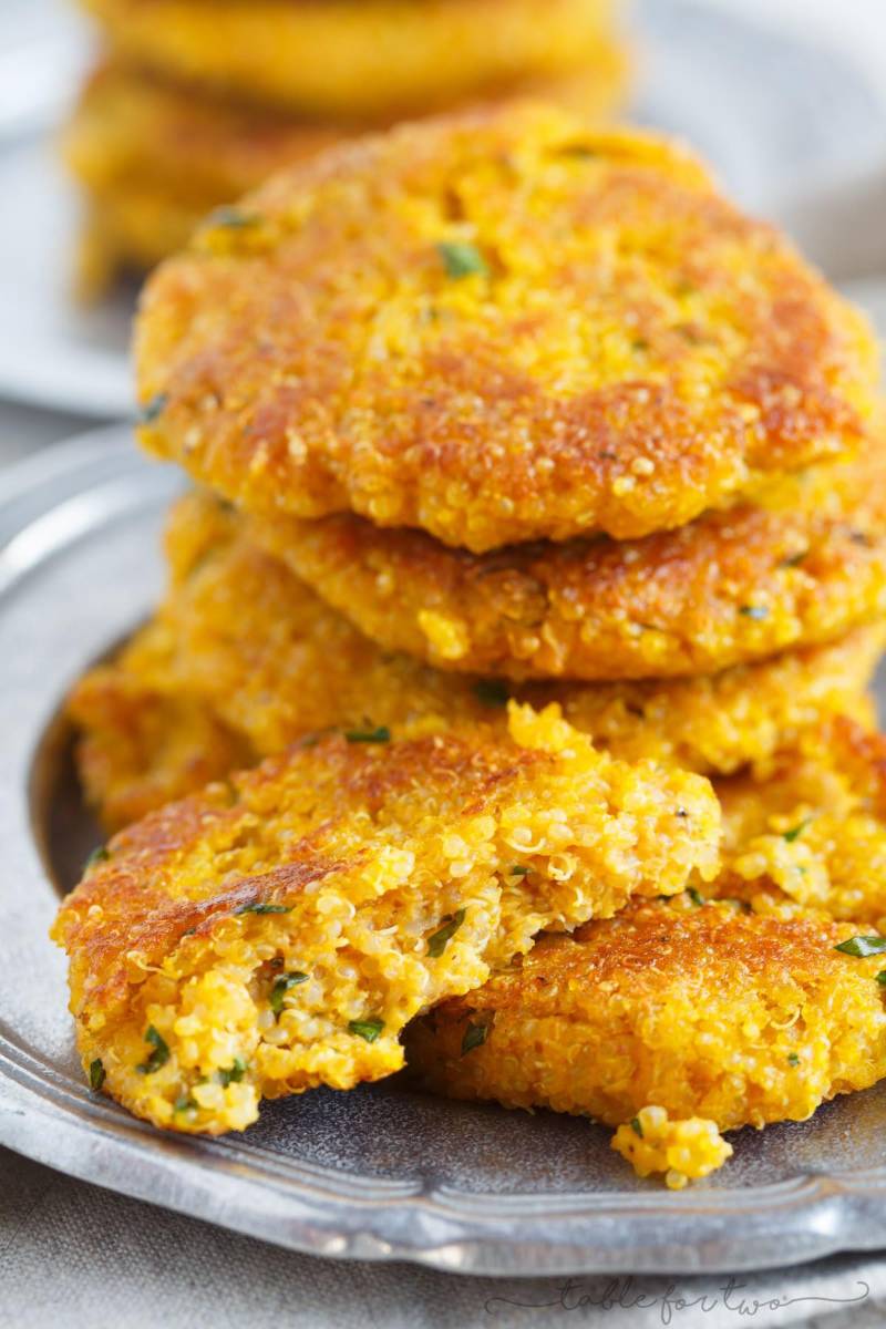 Tortitas de calabaza y queso: 25 minutosIngredientes: 2 tazas de calabaza cocida y escurrida, 1 huevo, ½ taza de queso rallado, ⅓ de taza de harina, sal y pimienta al gusto. Preparación: Triture la calabaza y déjela enfriar un poco. Mézclela con el huevo, el queso, la harina, la sal y la pimienta hasta obtener una preparación uniforme. Forme las tortitas y dórelas en una sartén ligeramente engrasada durante 3–4 minutos por cada lado, hasta que estén cocidas y doradas