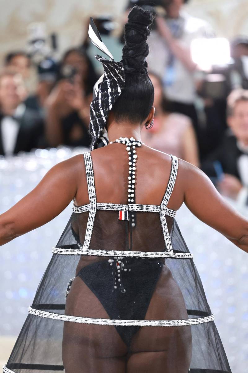Janelle Monáe posa con su singular diseño que complementó con un bun alto 