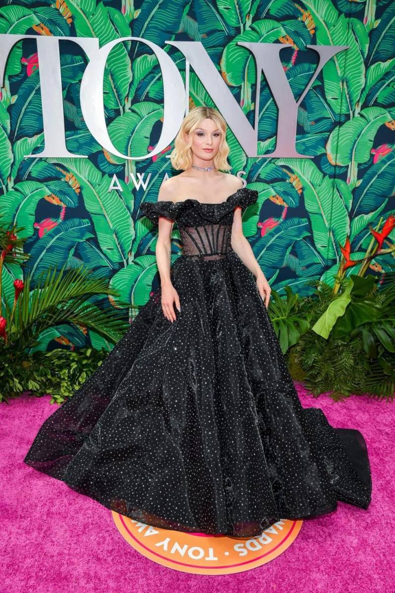<b>Dylan Mulvaney</b>Portando un hermoso vestido negro voluminoso adornado con lentejuelas de Christian Siriano, la joven actriz asombró a todos en la gala.