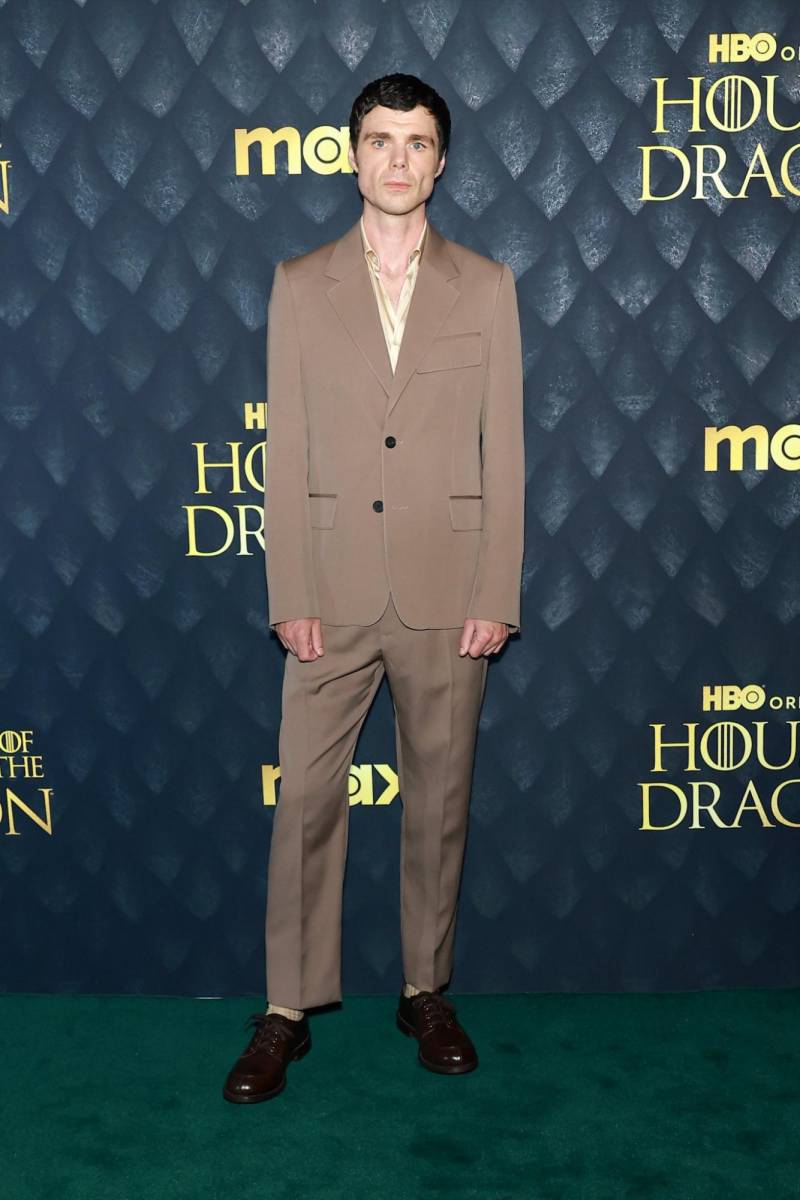 Matthew Needham vistió un look monocromático en tonalidades cafés.