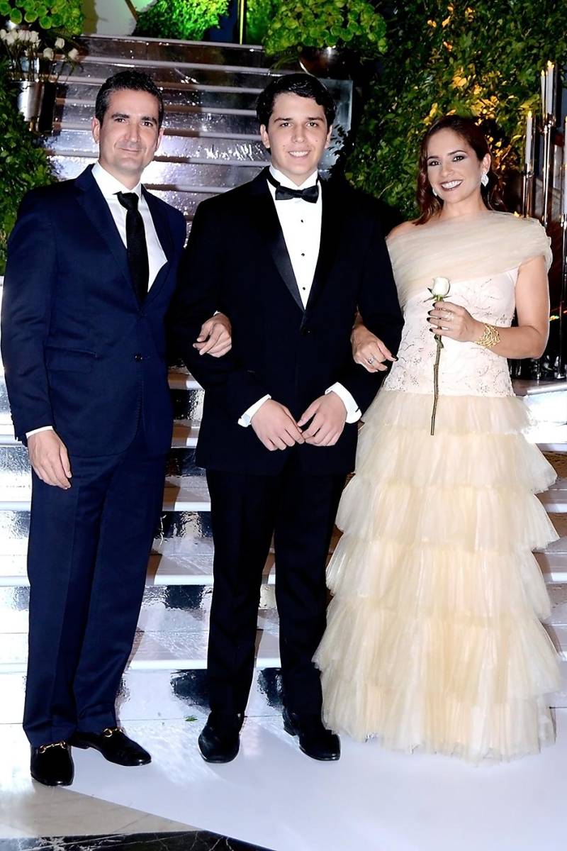 Carlos y Gabriel Antonio Vijil con Martha Montealegre
