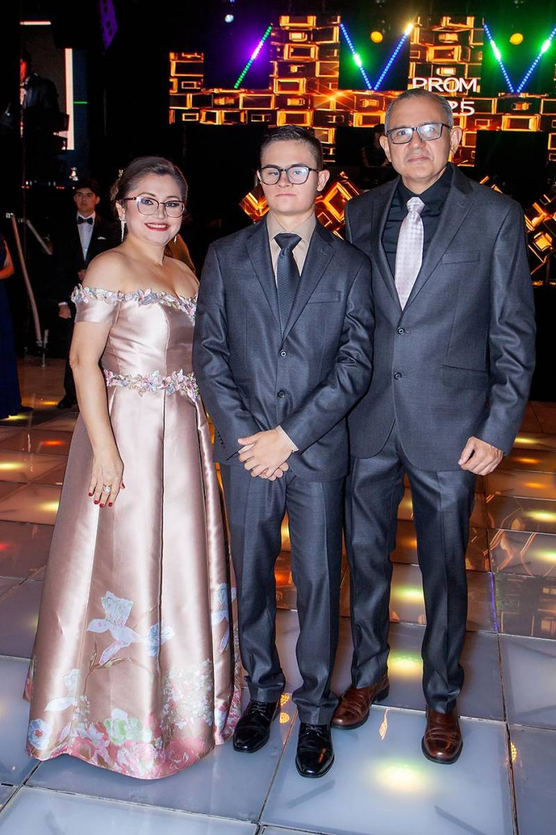 Lenin Eduardo Benítez Jiménez con sus padres Lenin Benítez y Karen Jiménez.