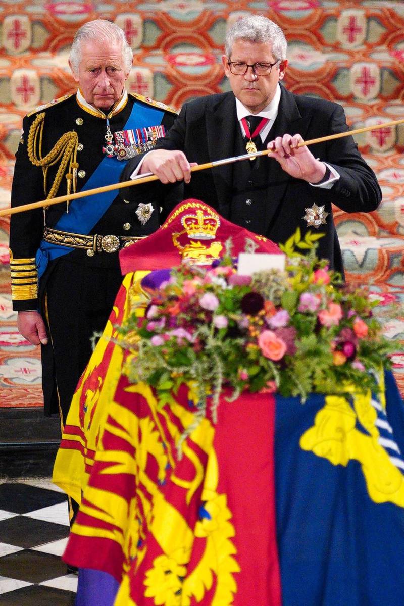 Carlos III observa el momento en que Lord Chamberlain rompe su varita de oficio y la coloca en el ataúd. Así se crea una simetría con los tres Instrumentos de Estado que han sido retirados del féretro previo al entierro.. (Photo by Ben Birchall / POOL / AFP)
