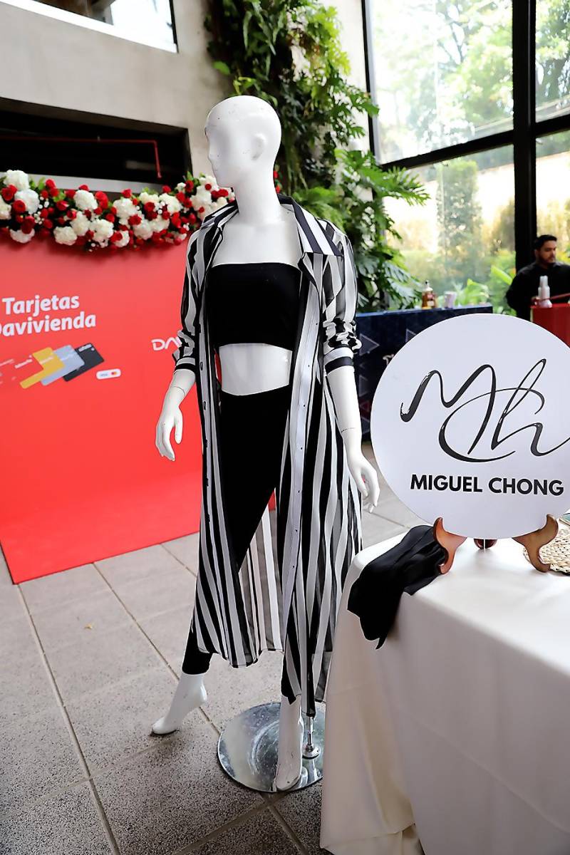Shirt dress a rayas con crop tolp y leggings by Miguel Chong en el evento presentado por Davivienda y Estilo