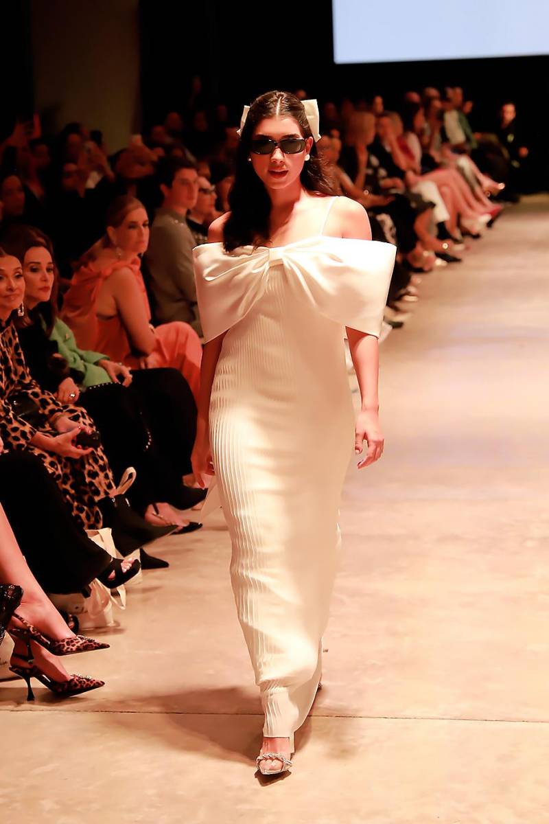 Los bows que se han convertido el trademark de María Steffania fueron el hilo conductor de la colección bridal presentada en Invernaderos del Trigo