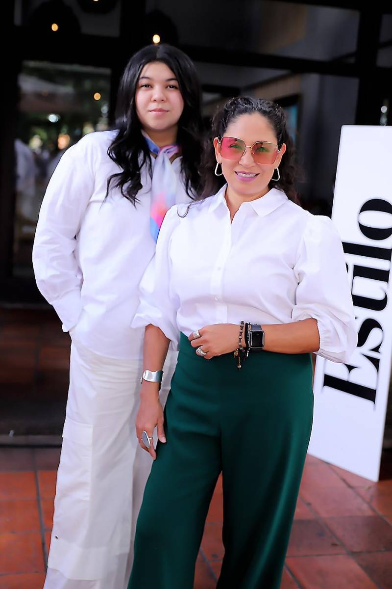 Daniela Ríos y Evelyn Madrid.