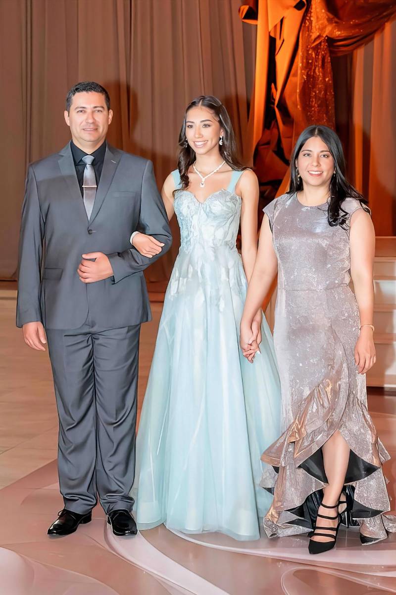 Mariana Lucia Ocampo Martínez con sus padres Josué Ocampo y Linda Martínez. 