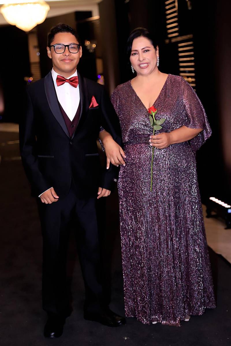 Desfile padres e hijos de la prom 2025 de DelCampo School